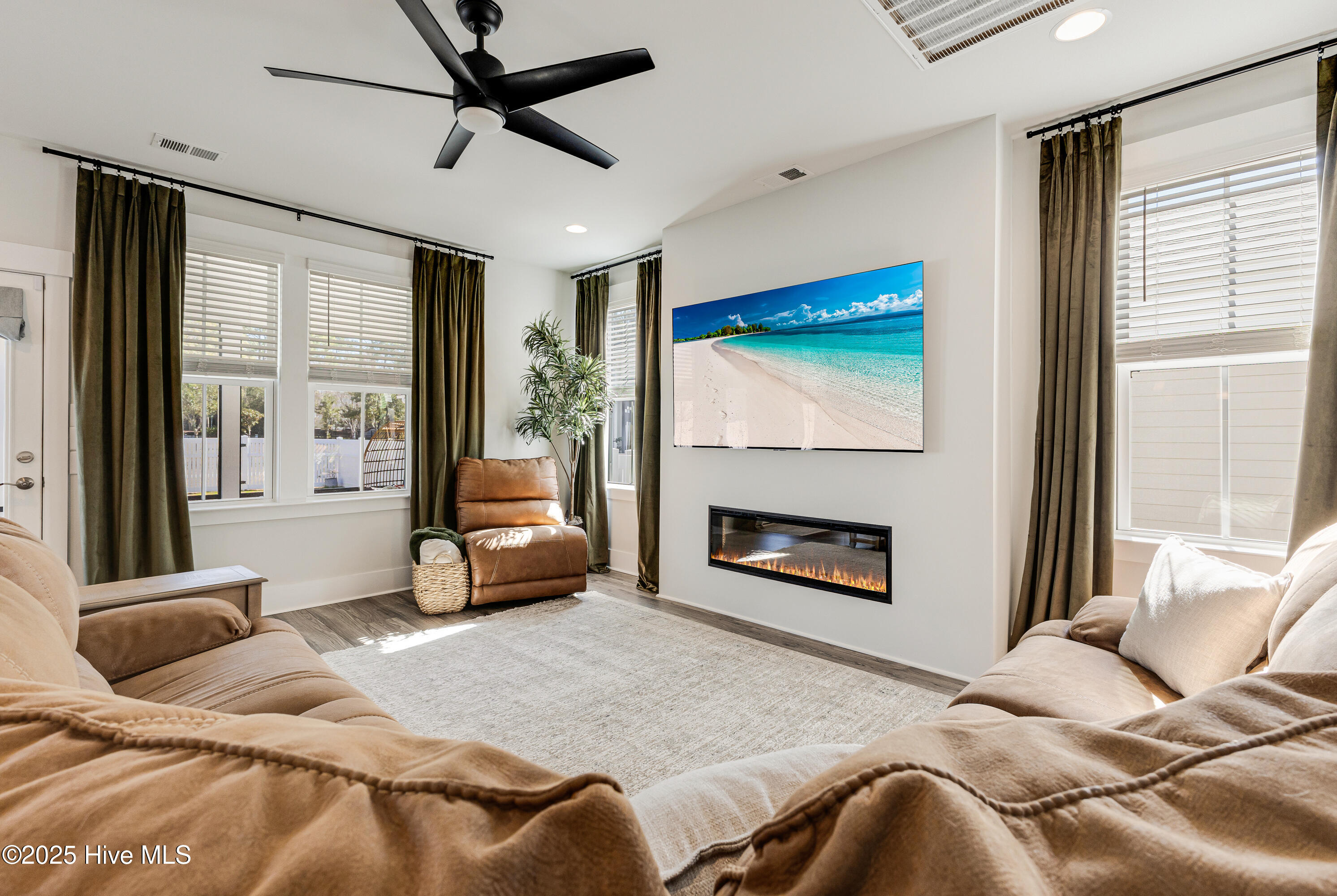 100489867 | Photo 16