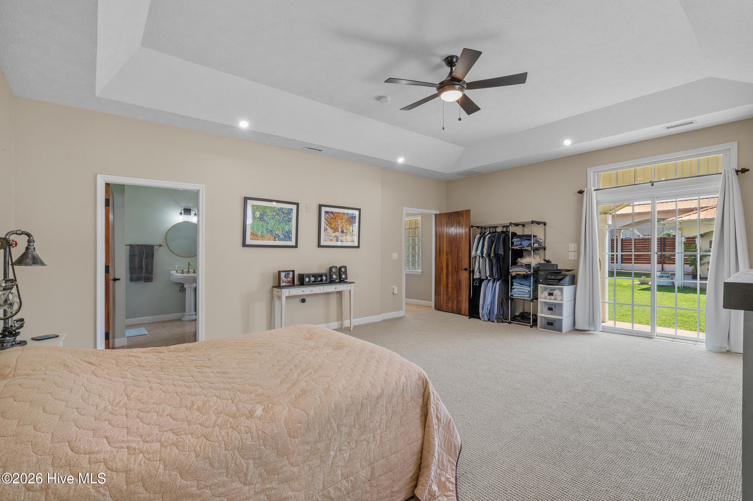 100548426 | Photo 19