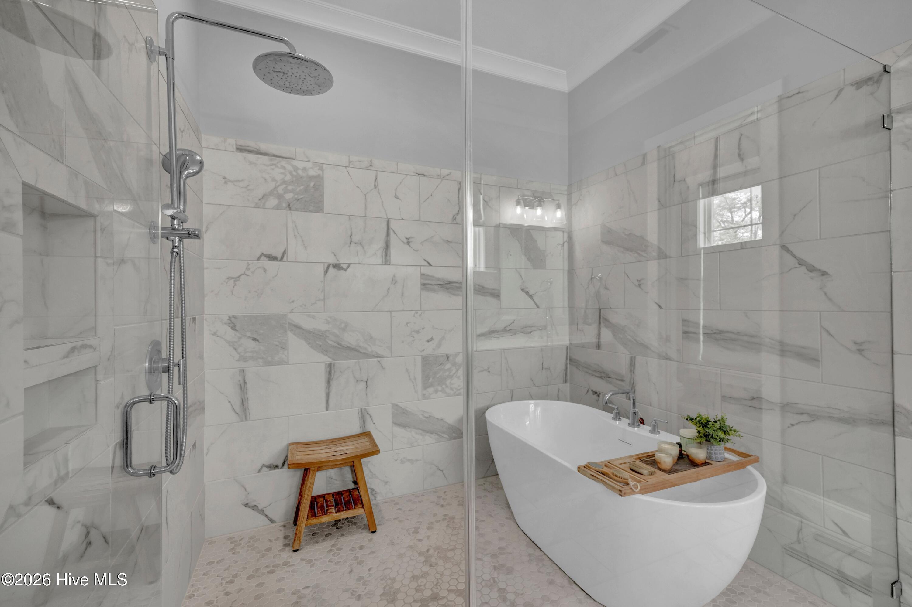 100566048 | Photo 51