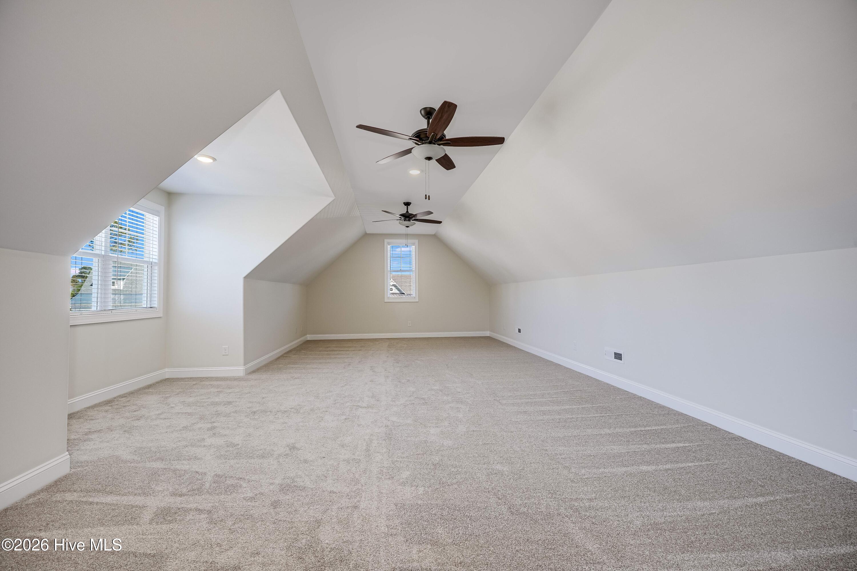 100564282 | Photo 33