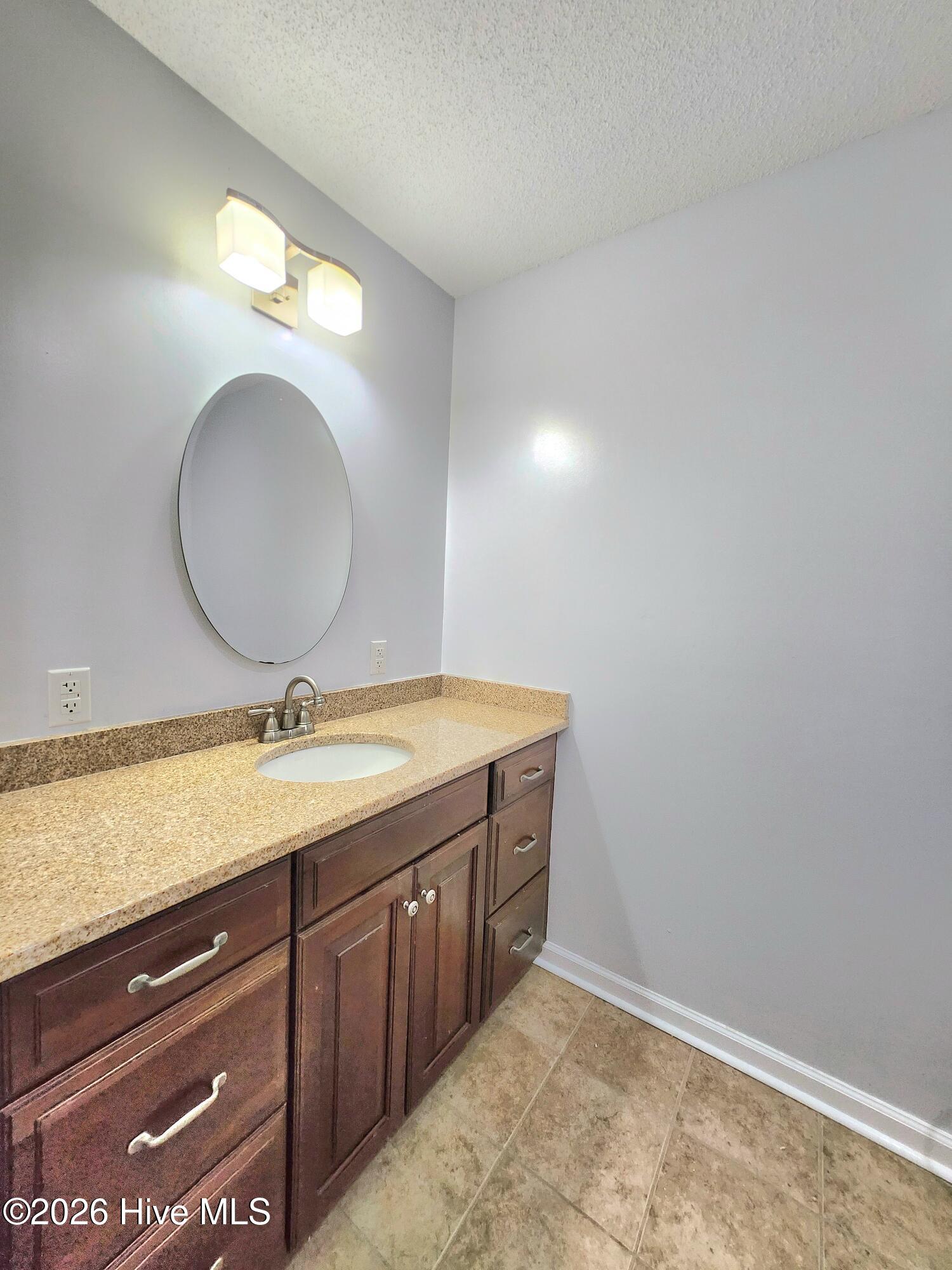 100563427 | Photo 26