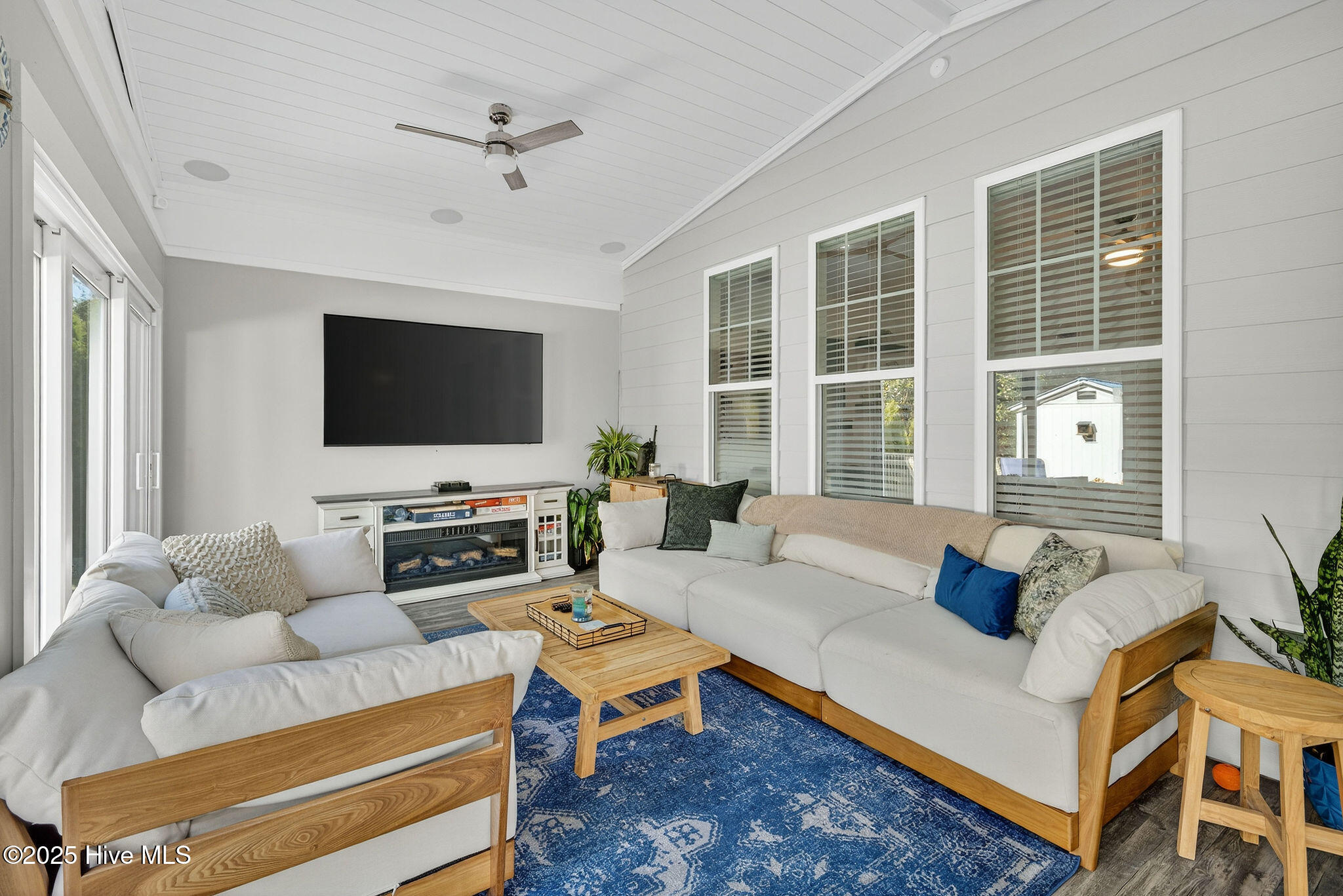 100540063 | Photo 25