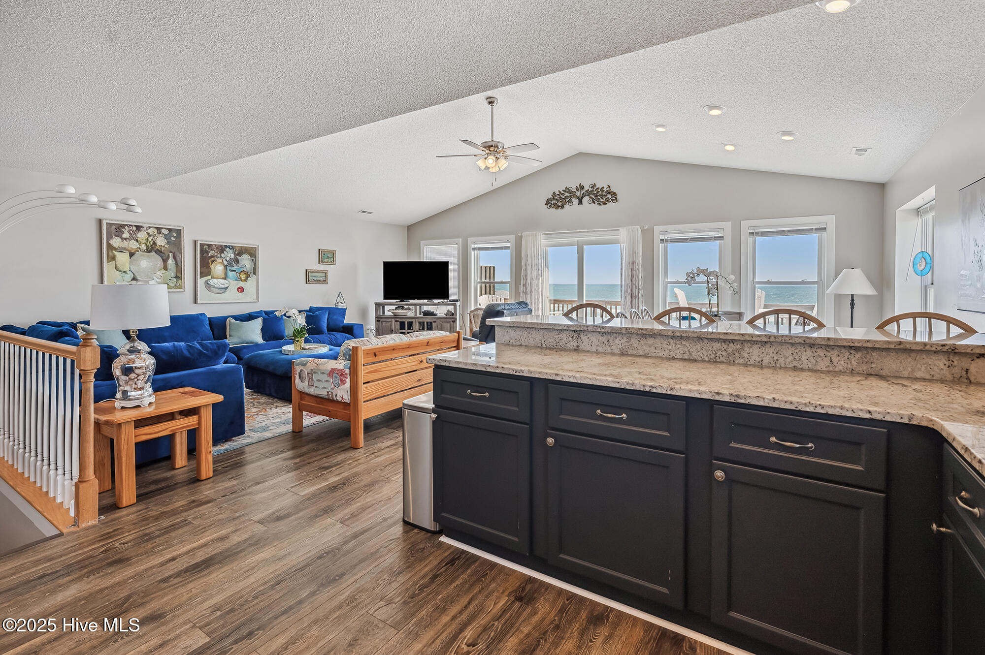 100538972 | Photo 16