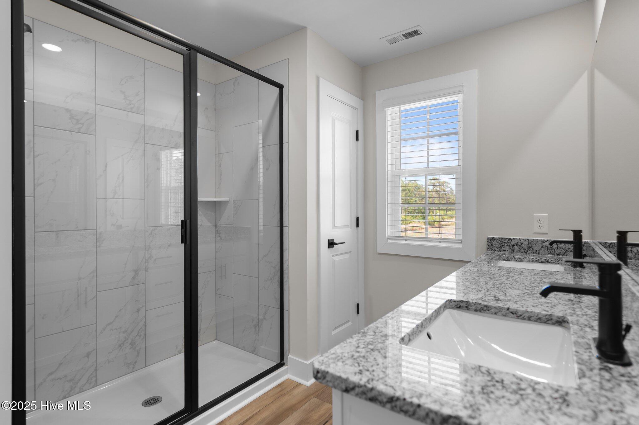 100546392 | Photo 20