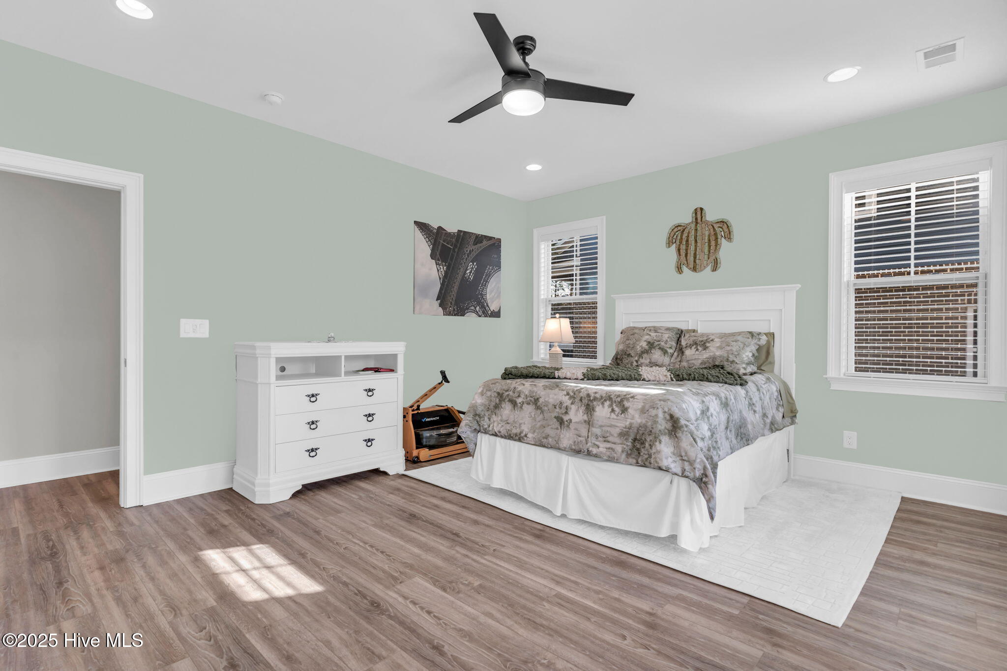 100543915 | Photo 34