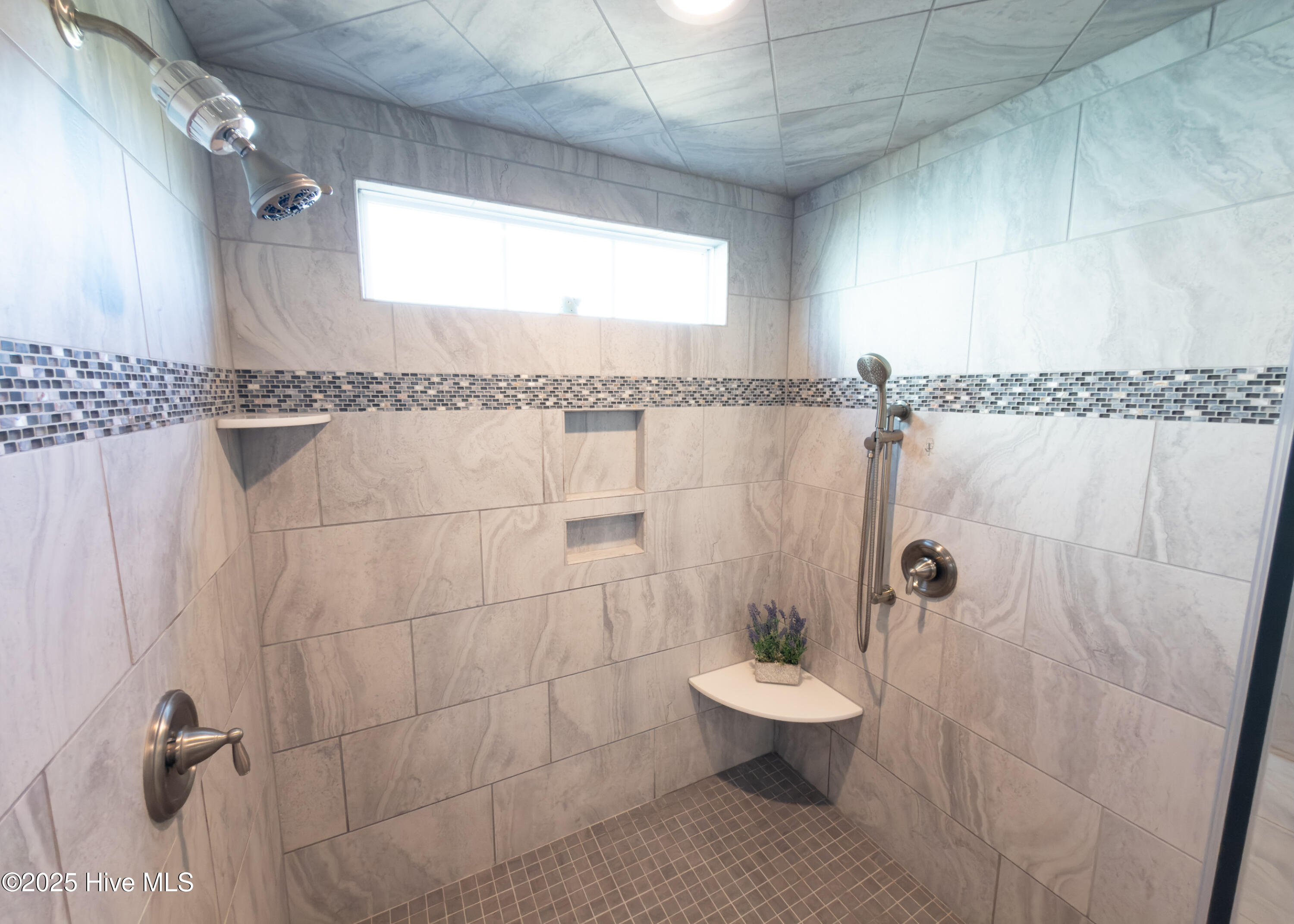 100541746 | Photo 35