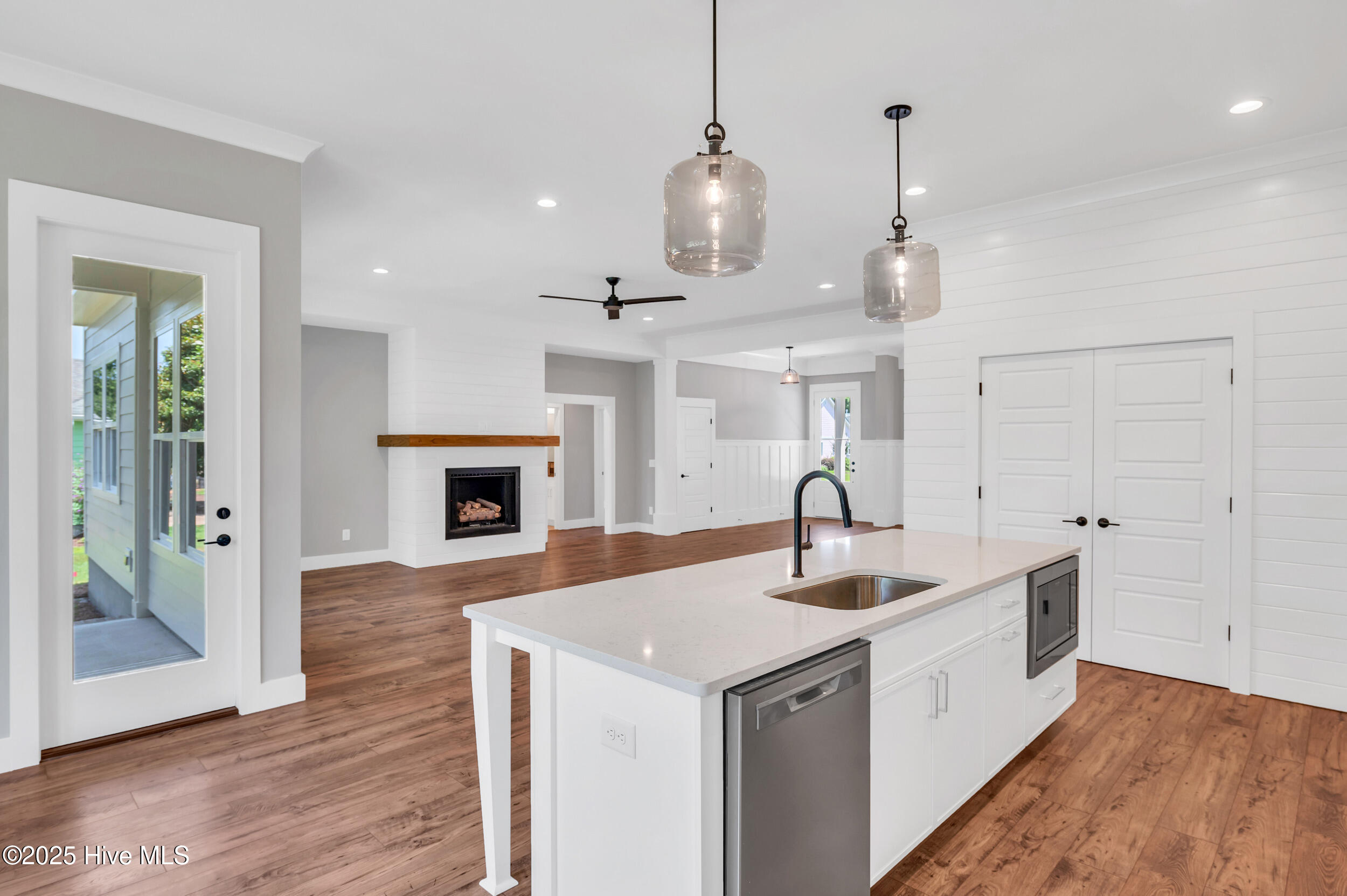 100542889 | Photo 16