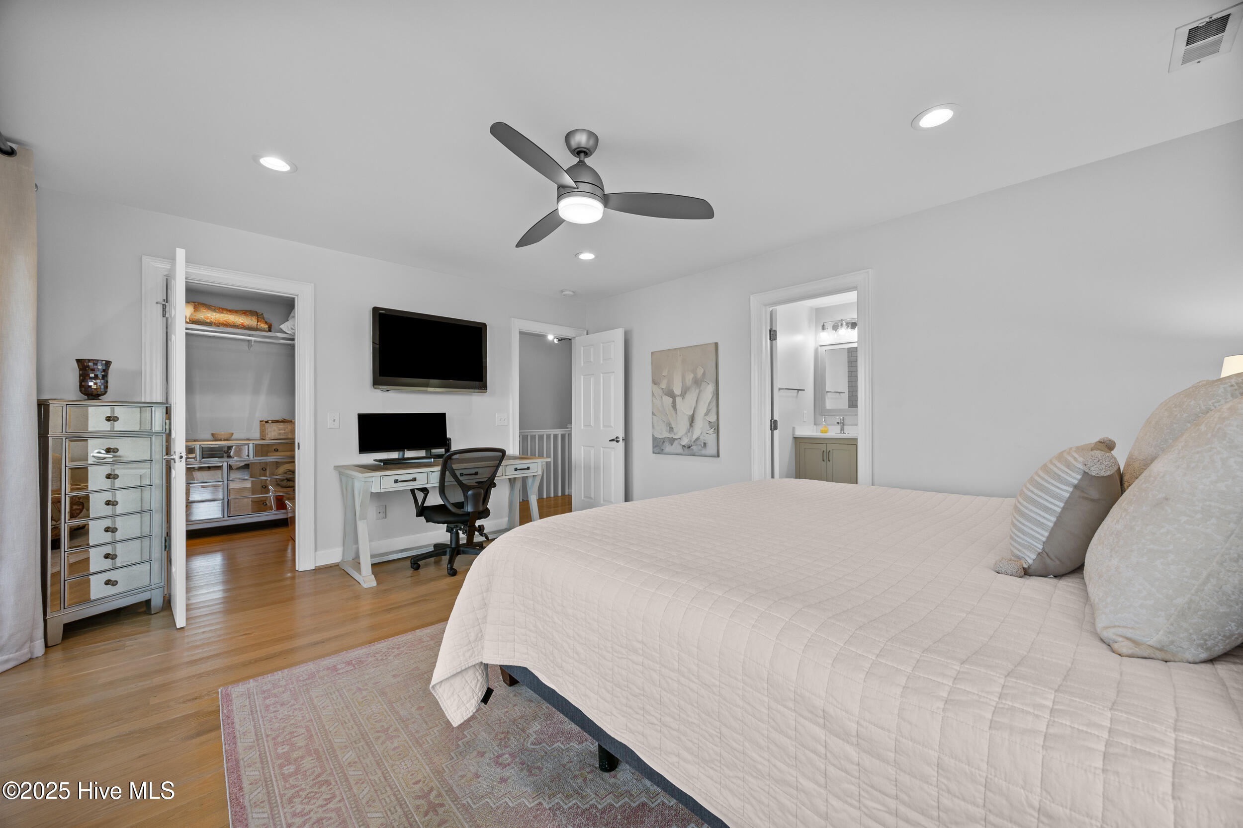 100543159 | Photo 29