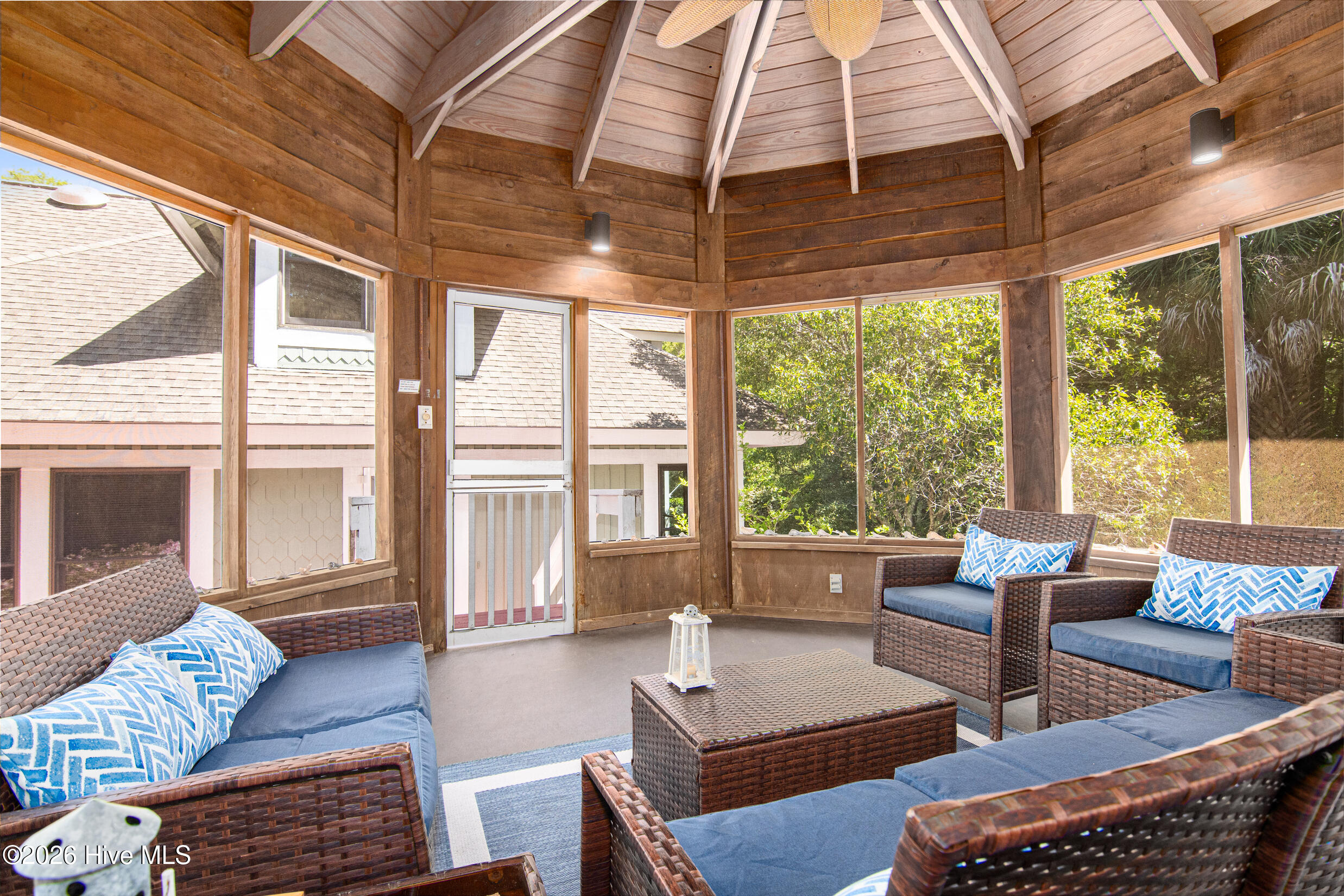 100561617 | Photo 35