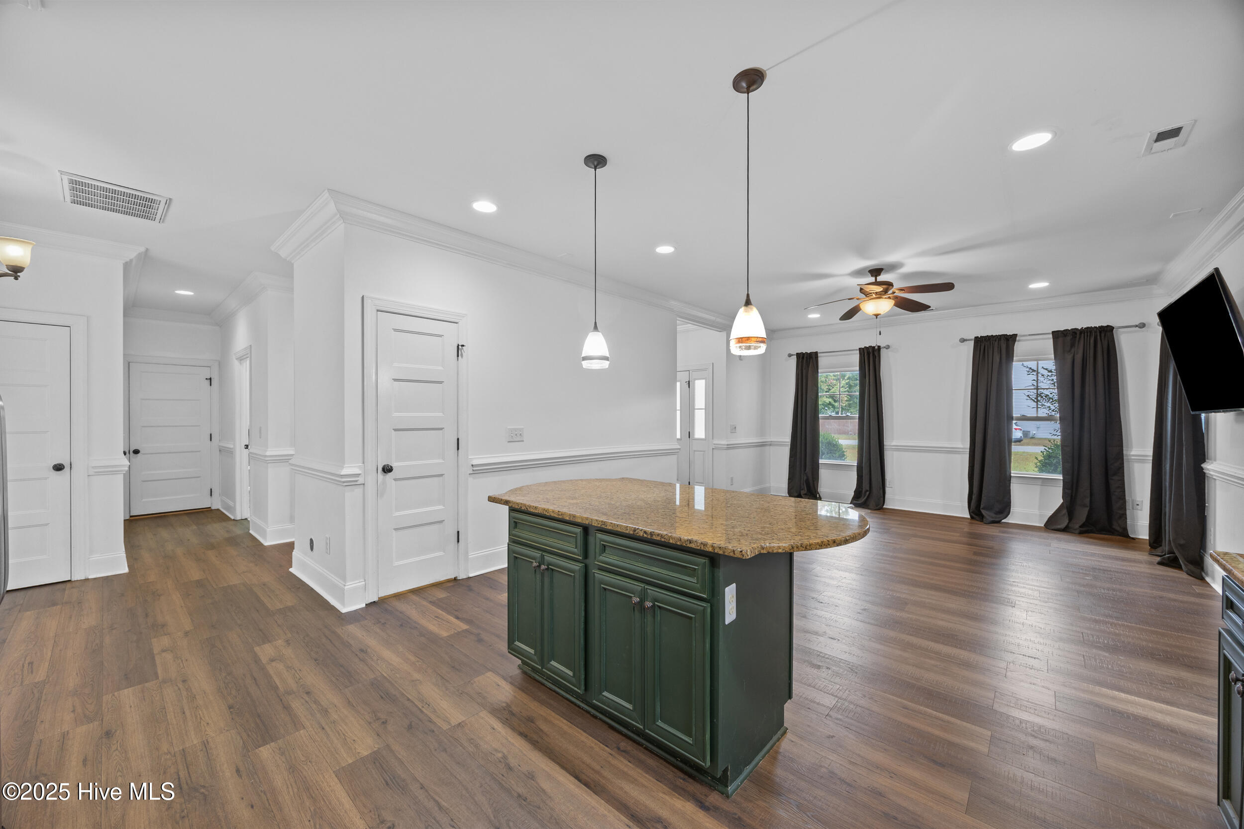 100538998 | Photo 19