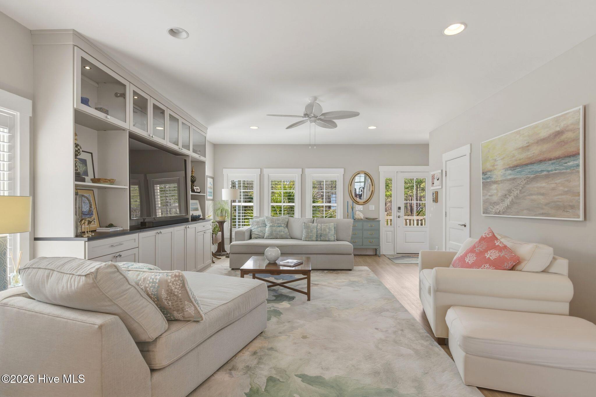 100562049 | Photo 13