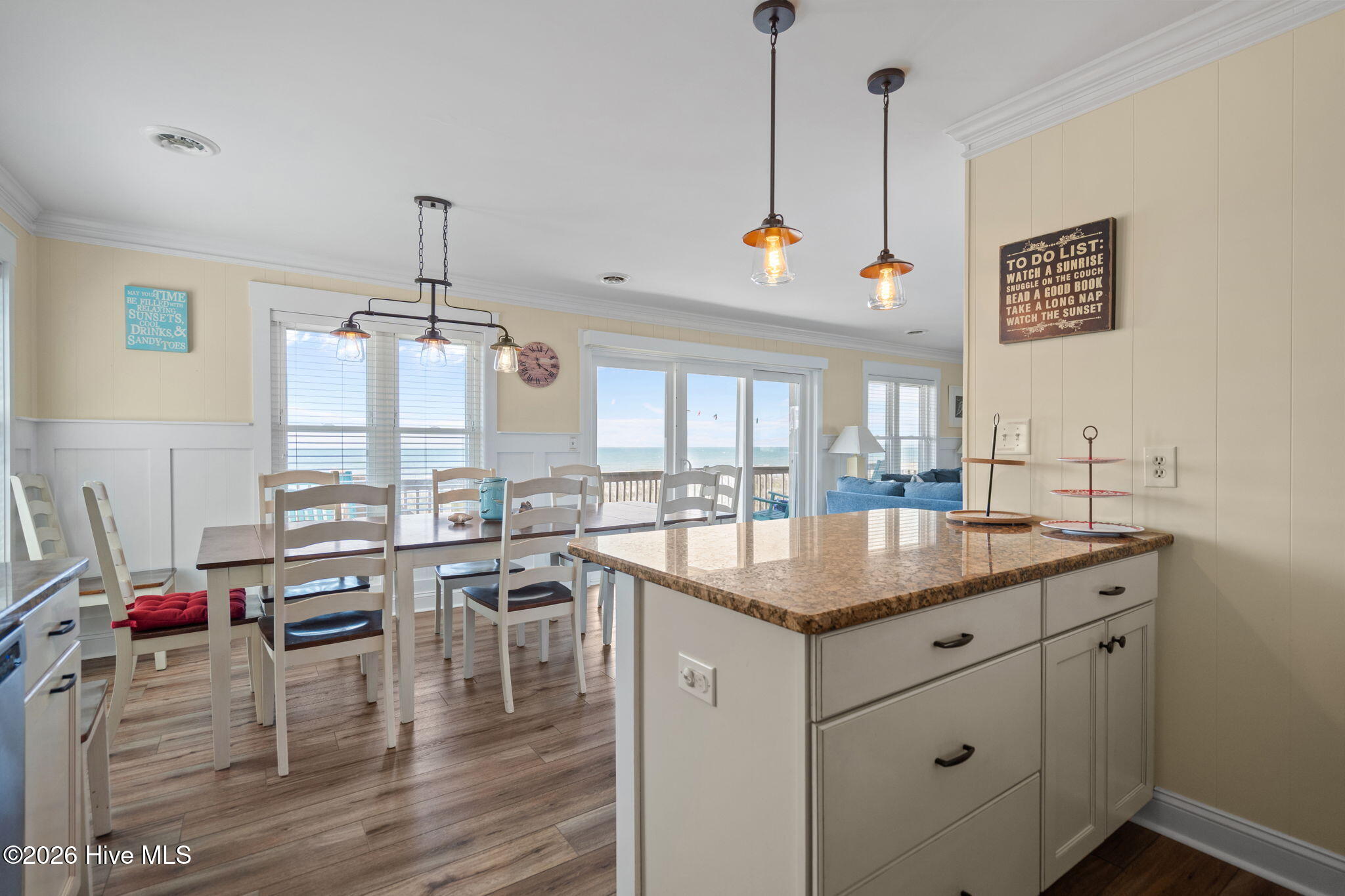 100568045 | Photo 15