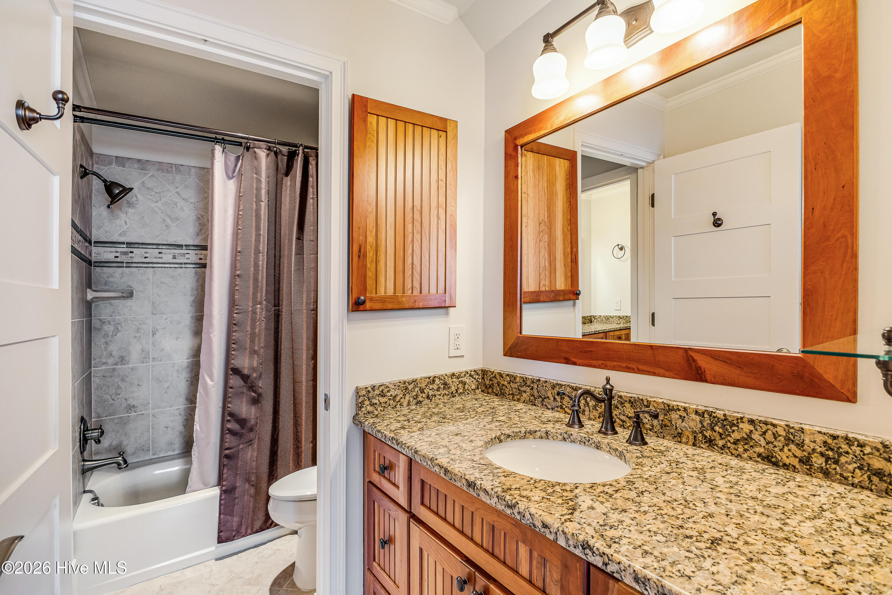 100563168 | Photo 40