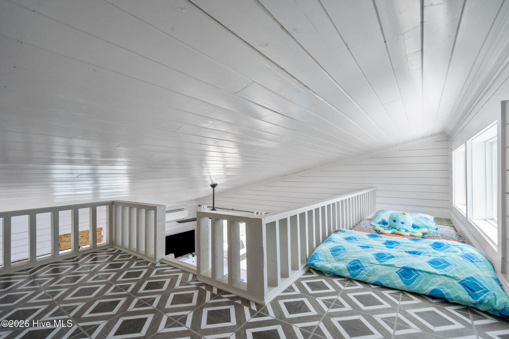 100560357 | Photo 42