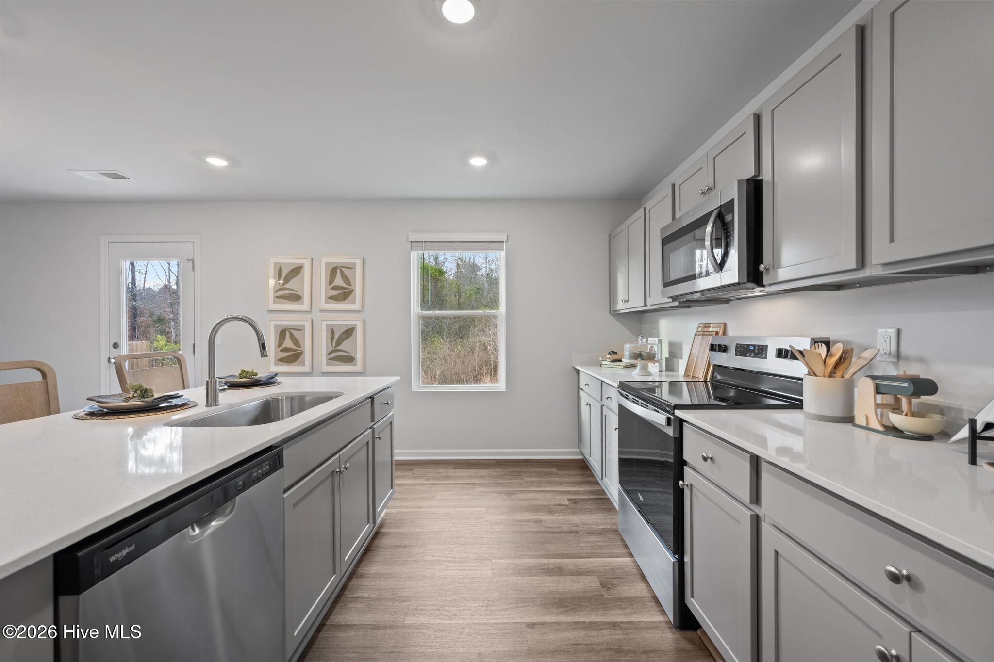 100561860 | Photo 10