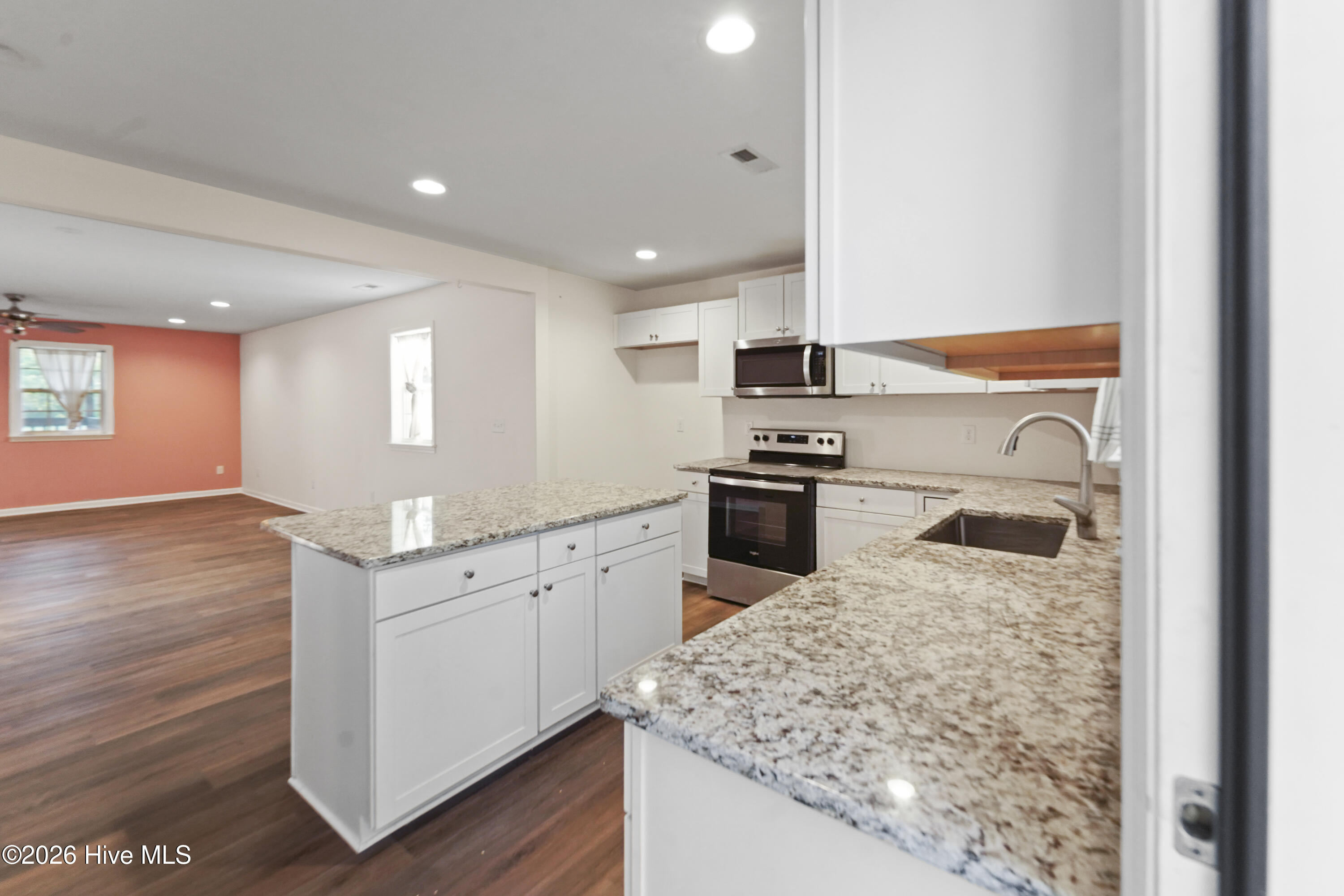 100548487 | Photo 13