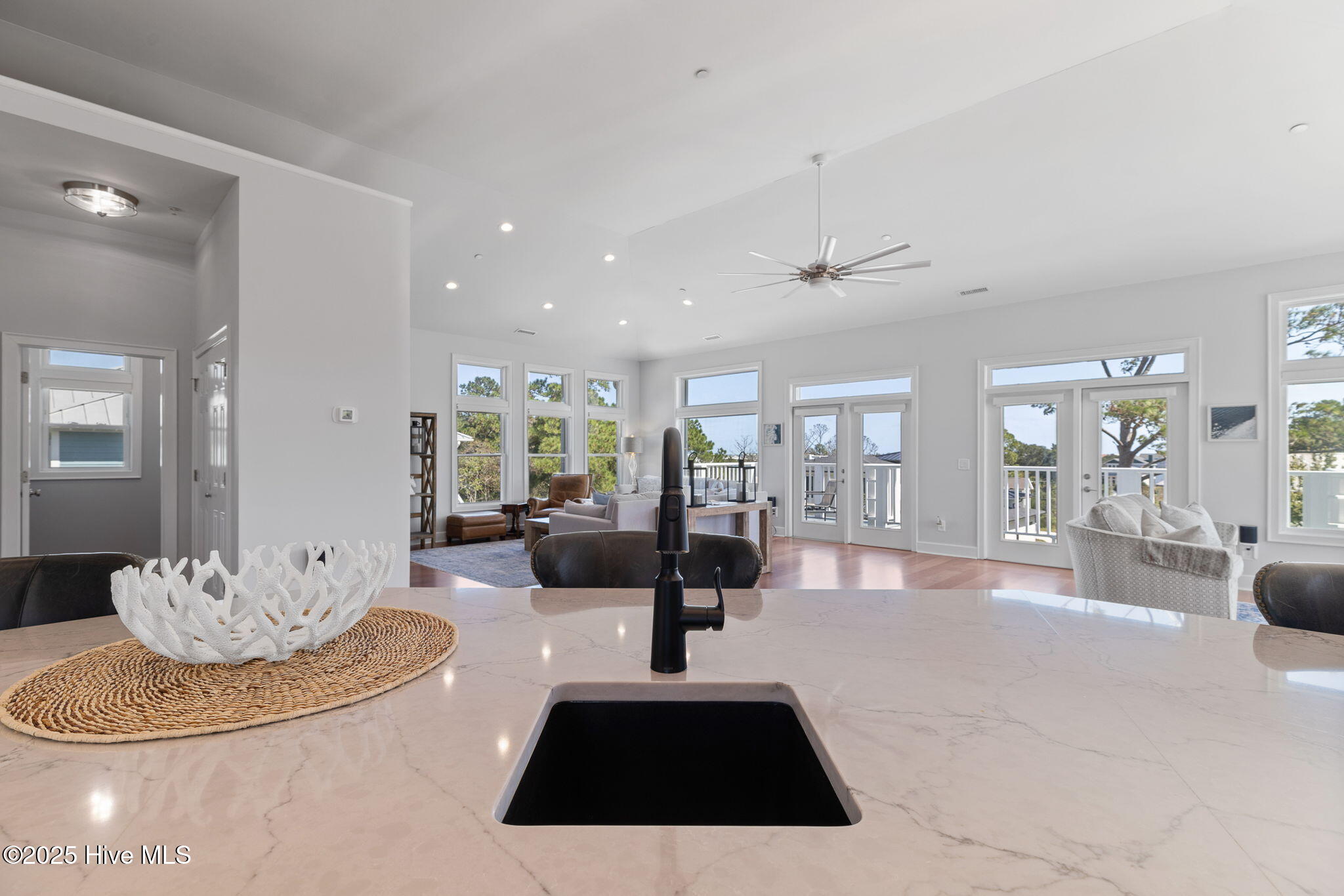 100548263 | Photo 23