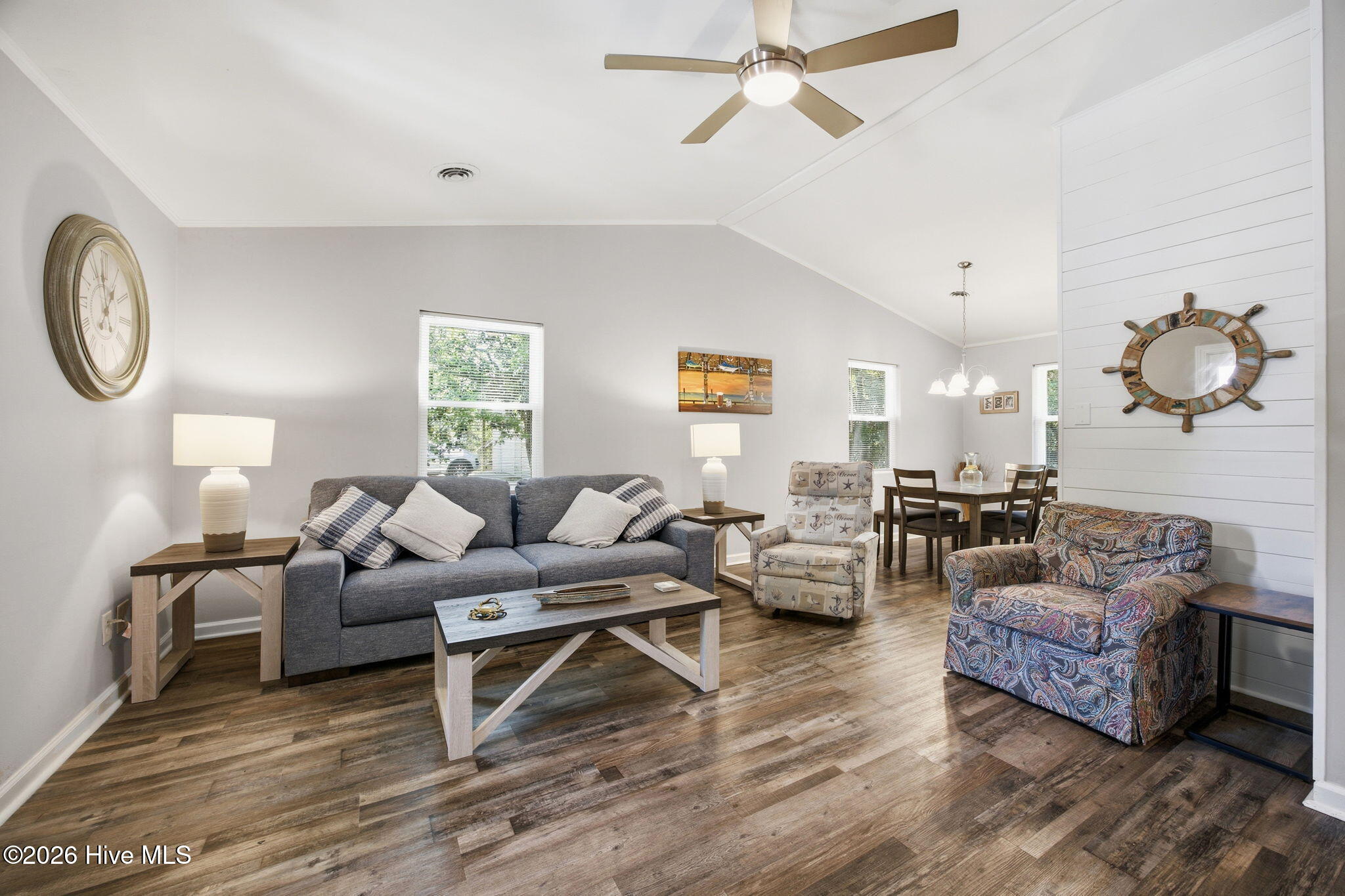 100569426 | Photo 25