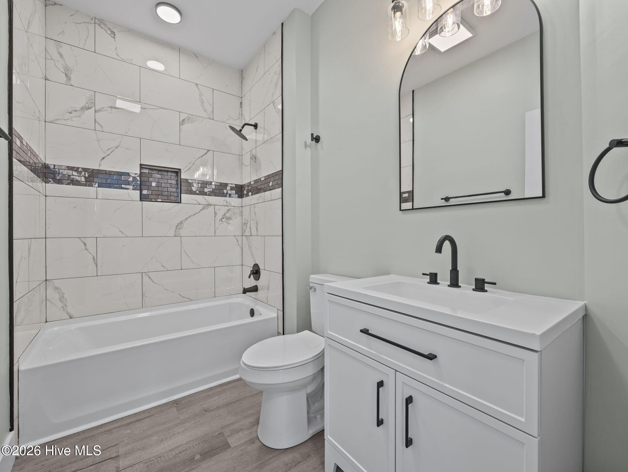 100566341 | Photo 32