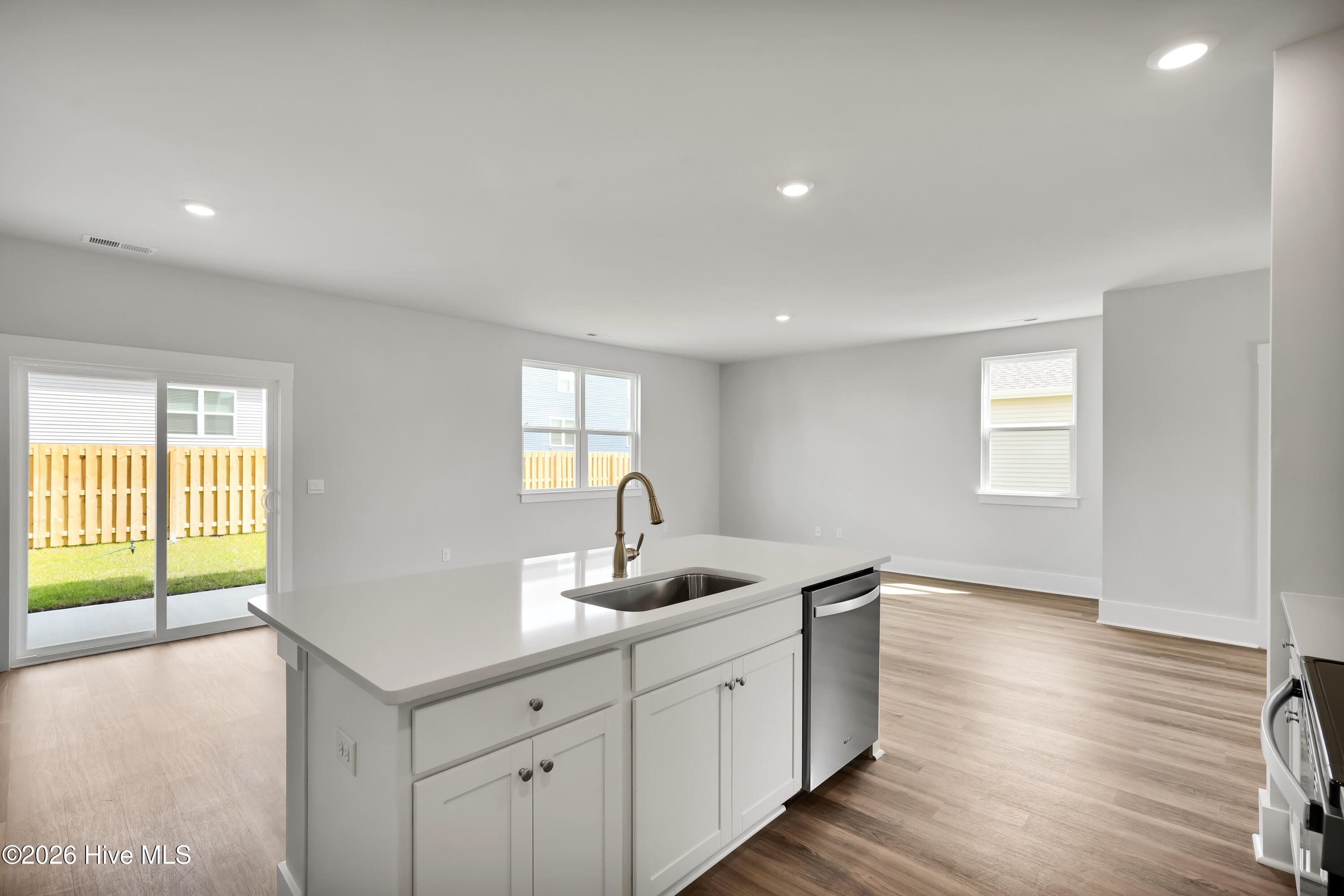 100544659 | Photo 12