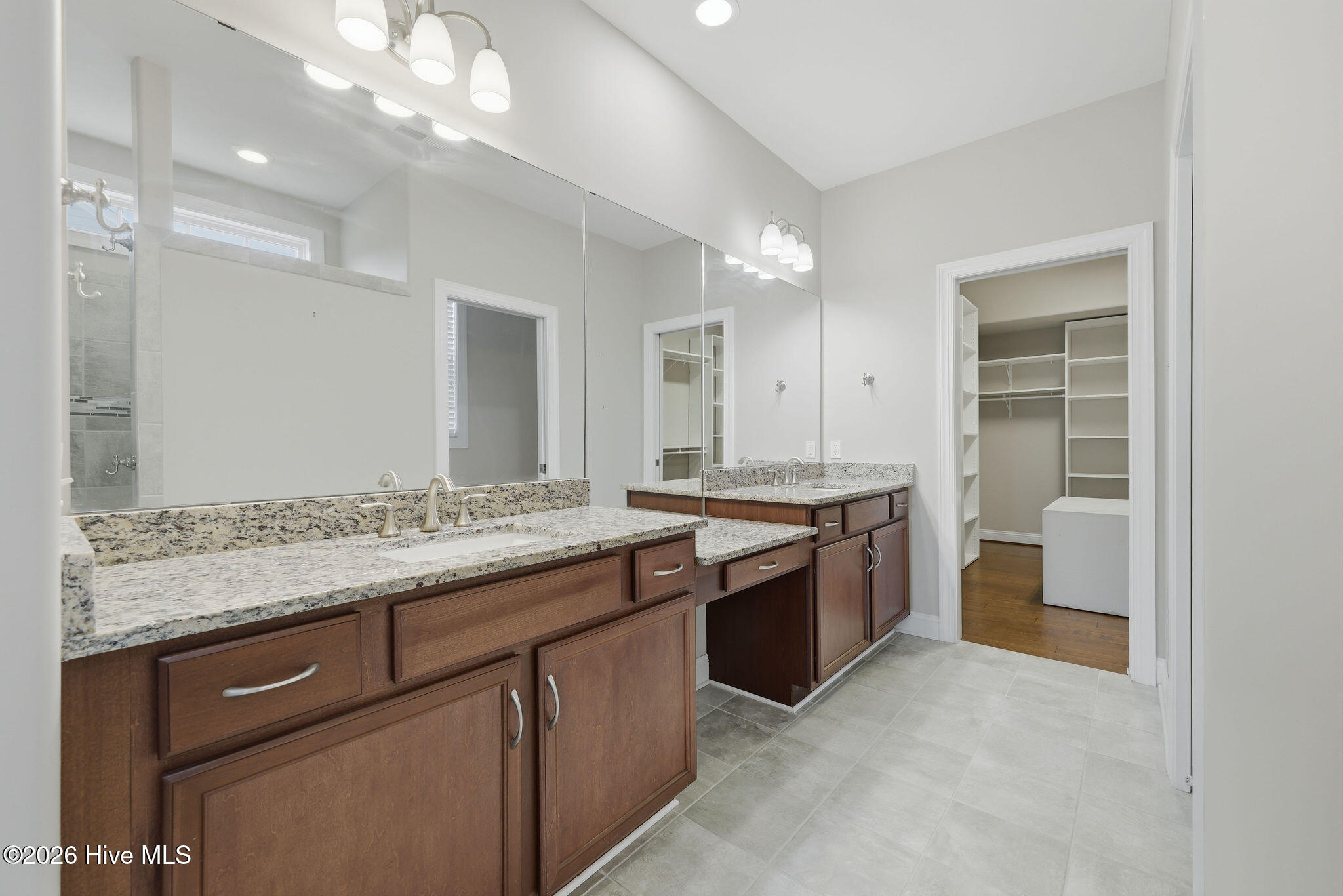 100518693 | Photo 36