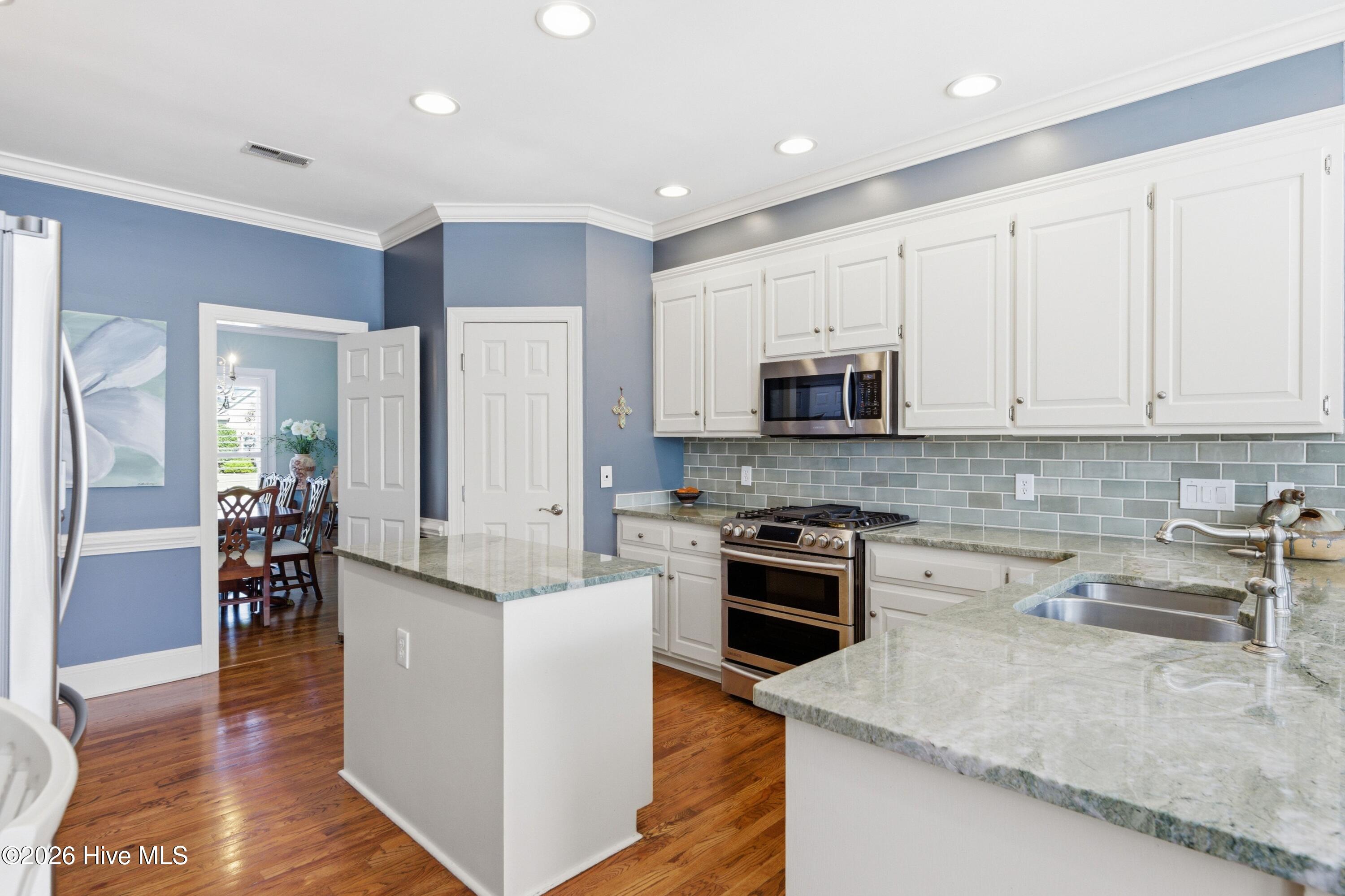 100568689 | Photo 11