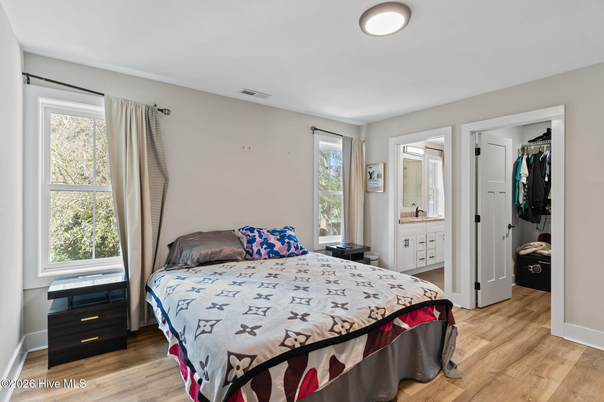 100556827 | Photo 21