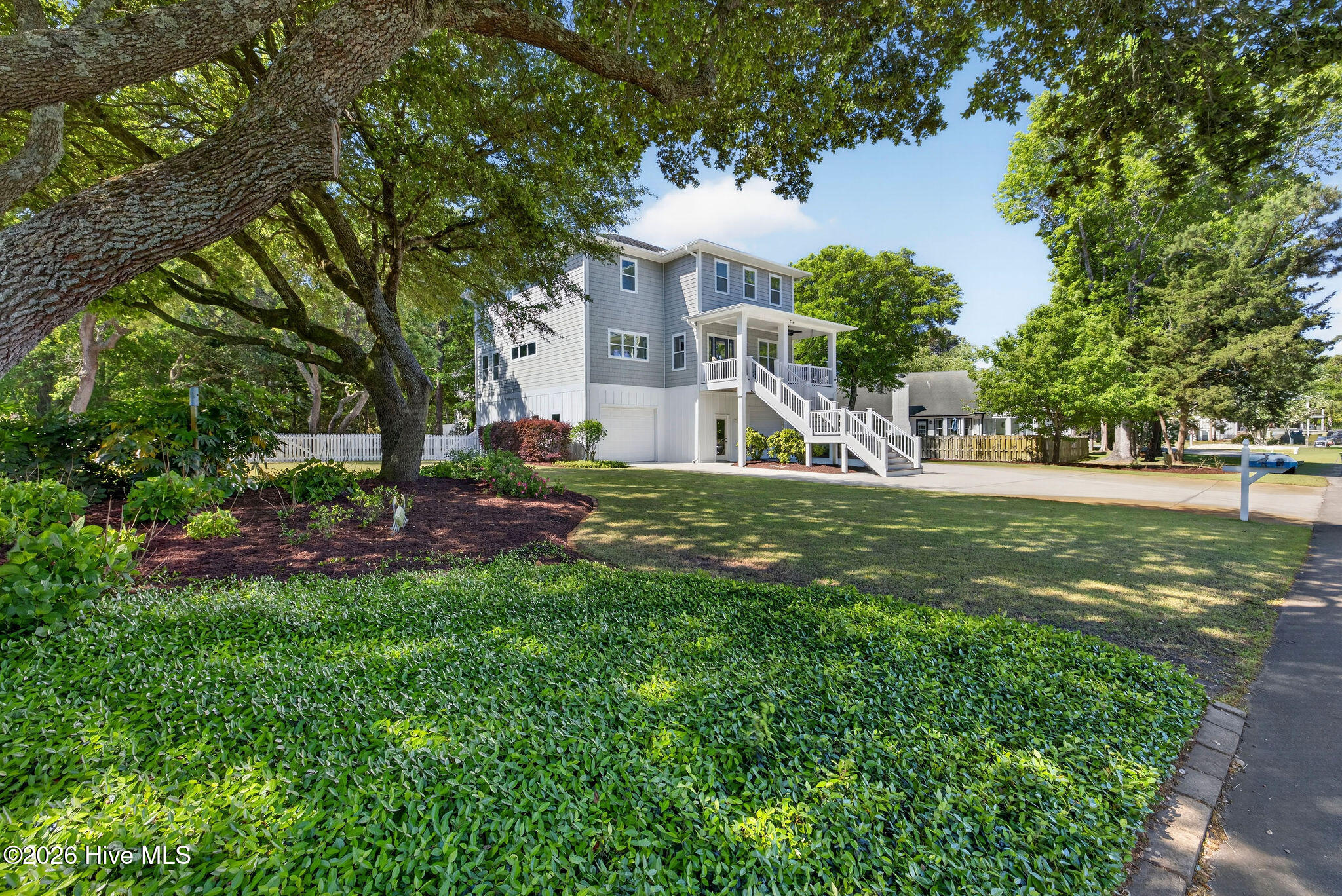 100570117 | Photo 62