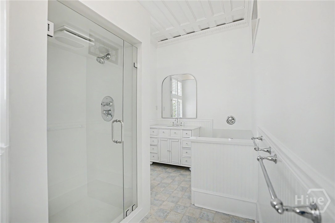 Second Floor En Suite Bath
