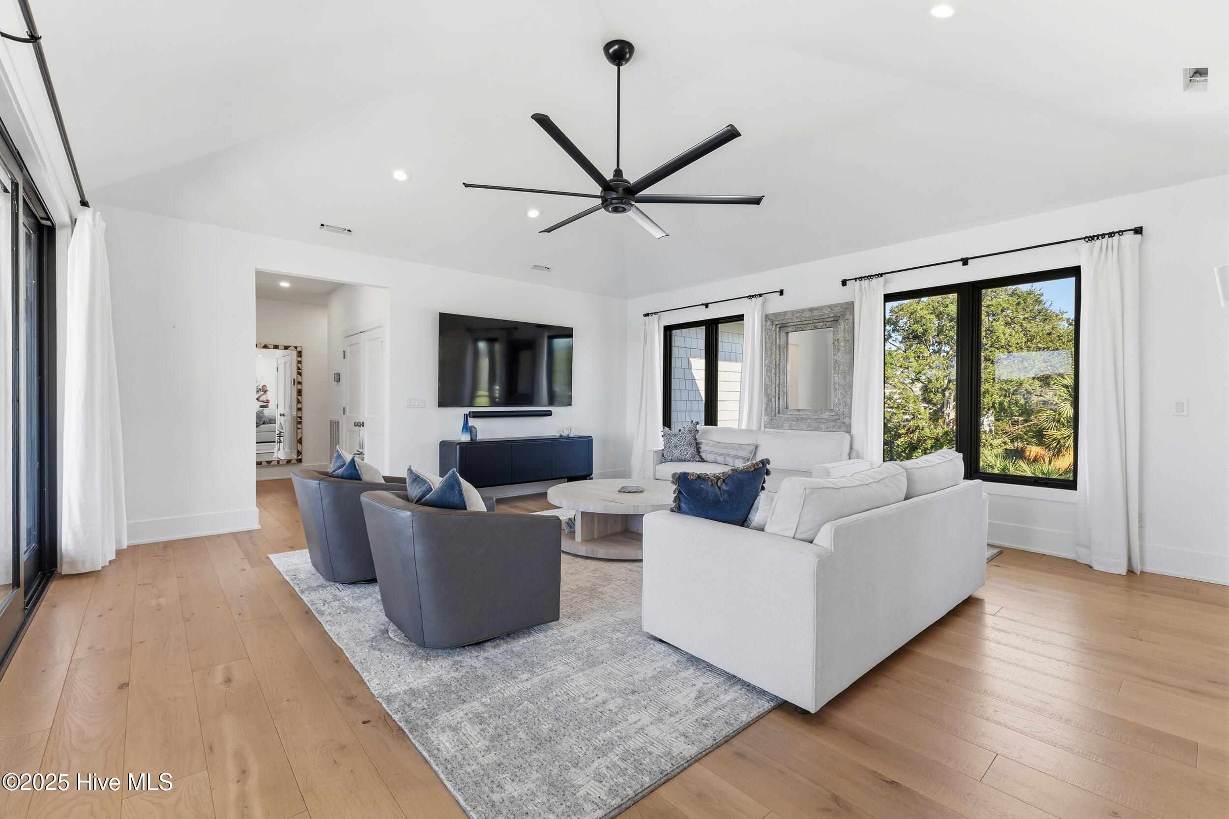 100541015 | Photo 63