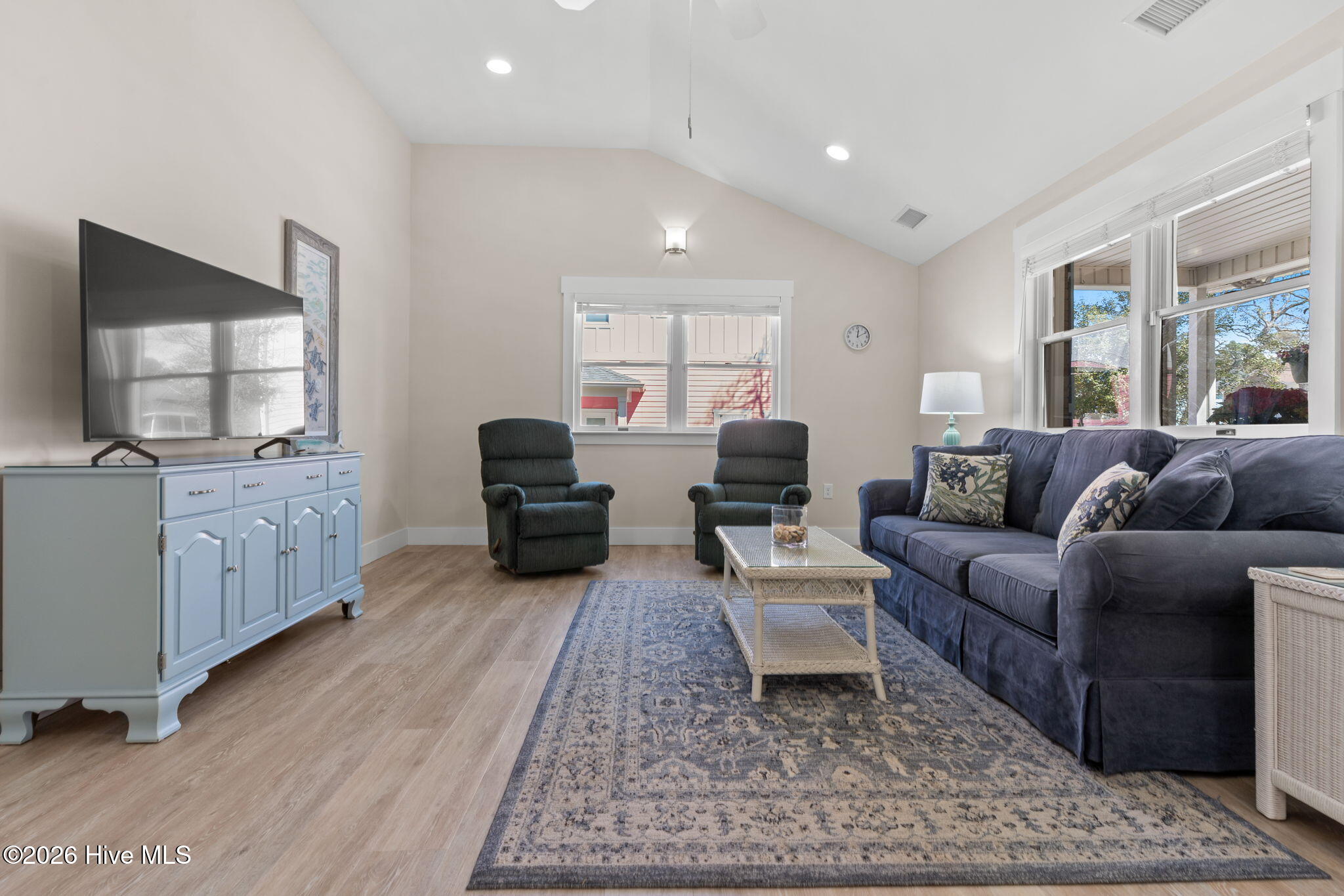 100562646 | Photo 12