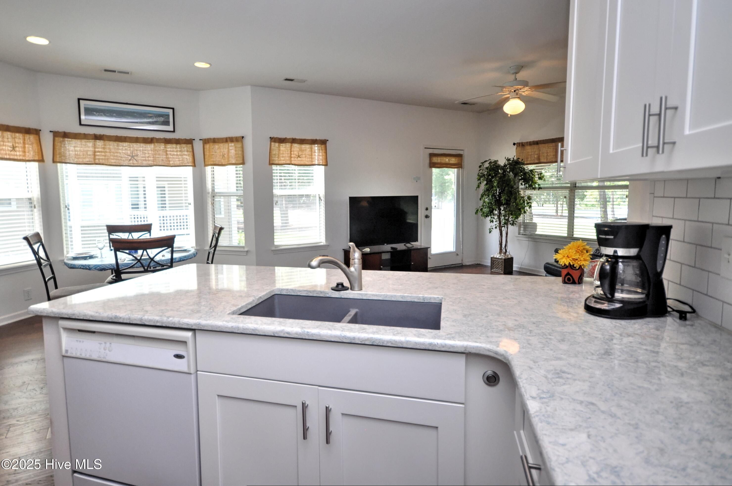 100526351 | Photo 11