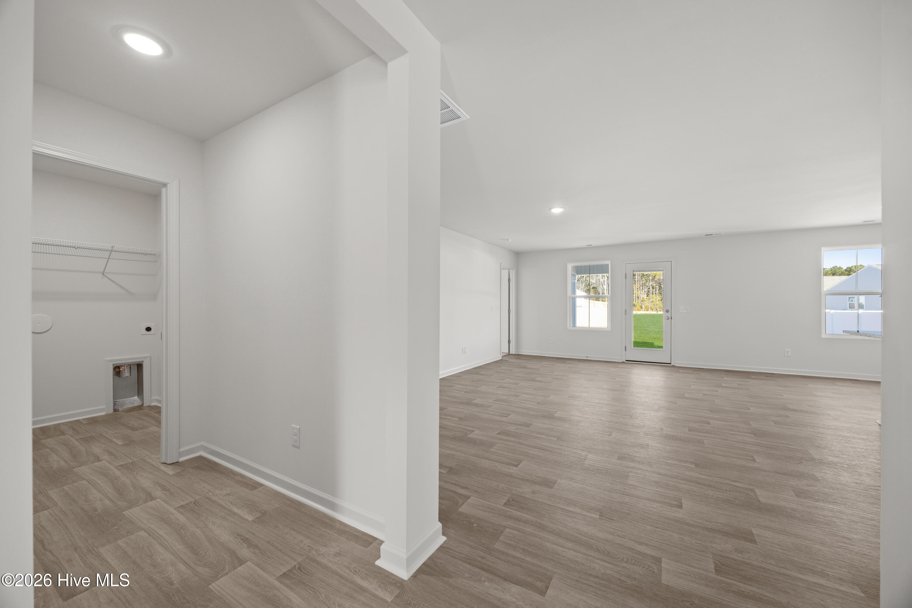 100557053 | Photo 14