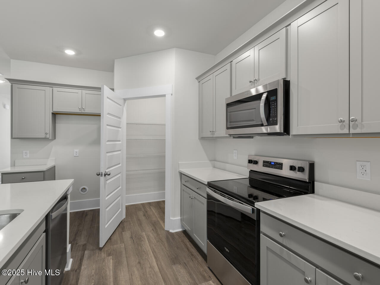 100566279 | Photo 10