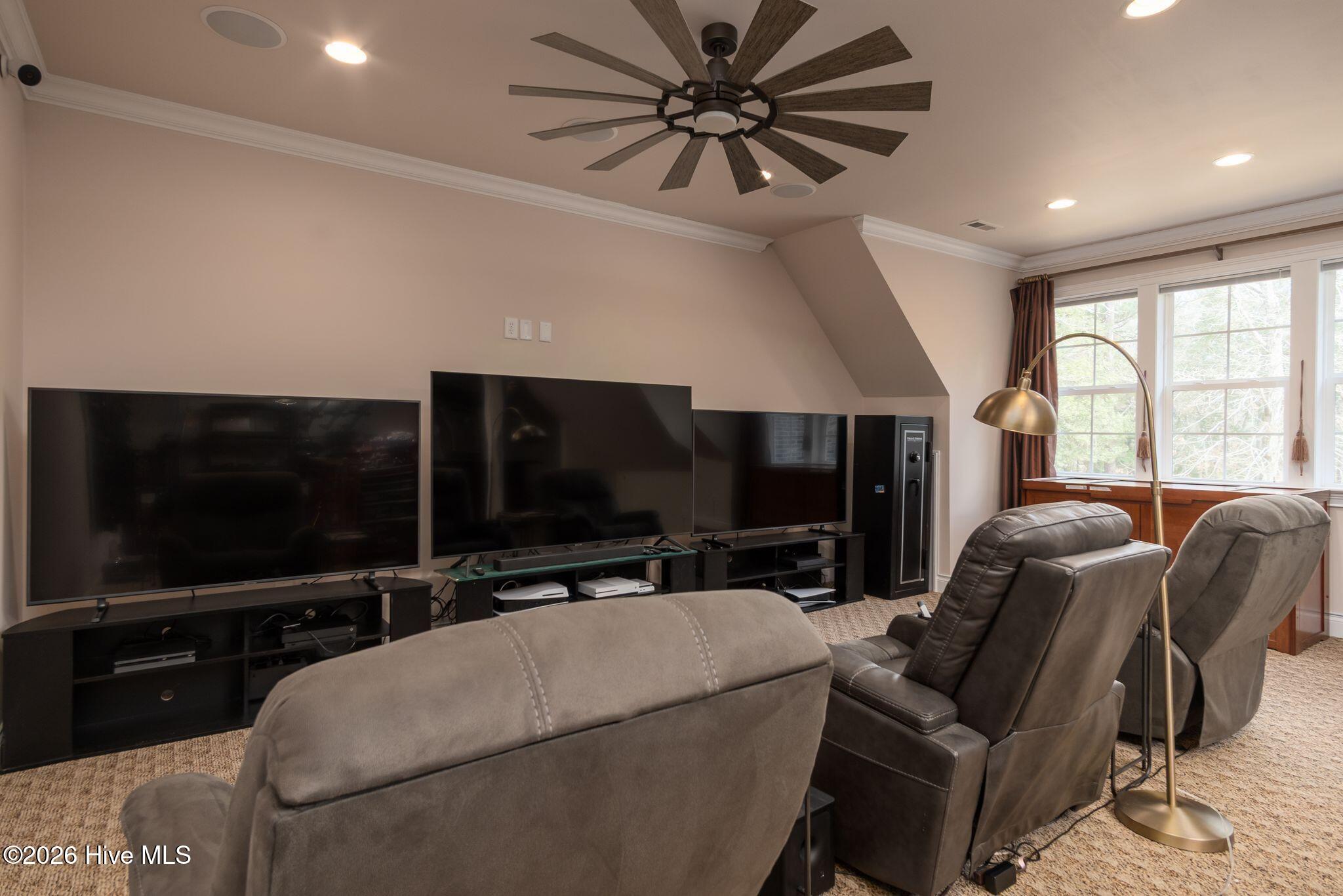 100556327 | Photo 43