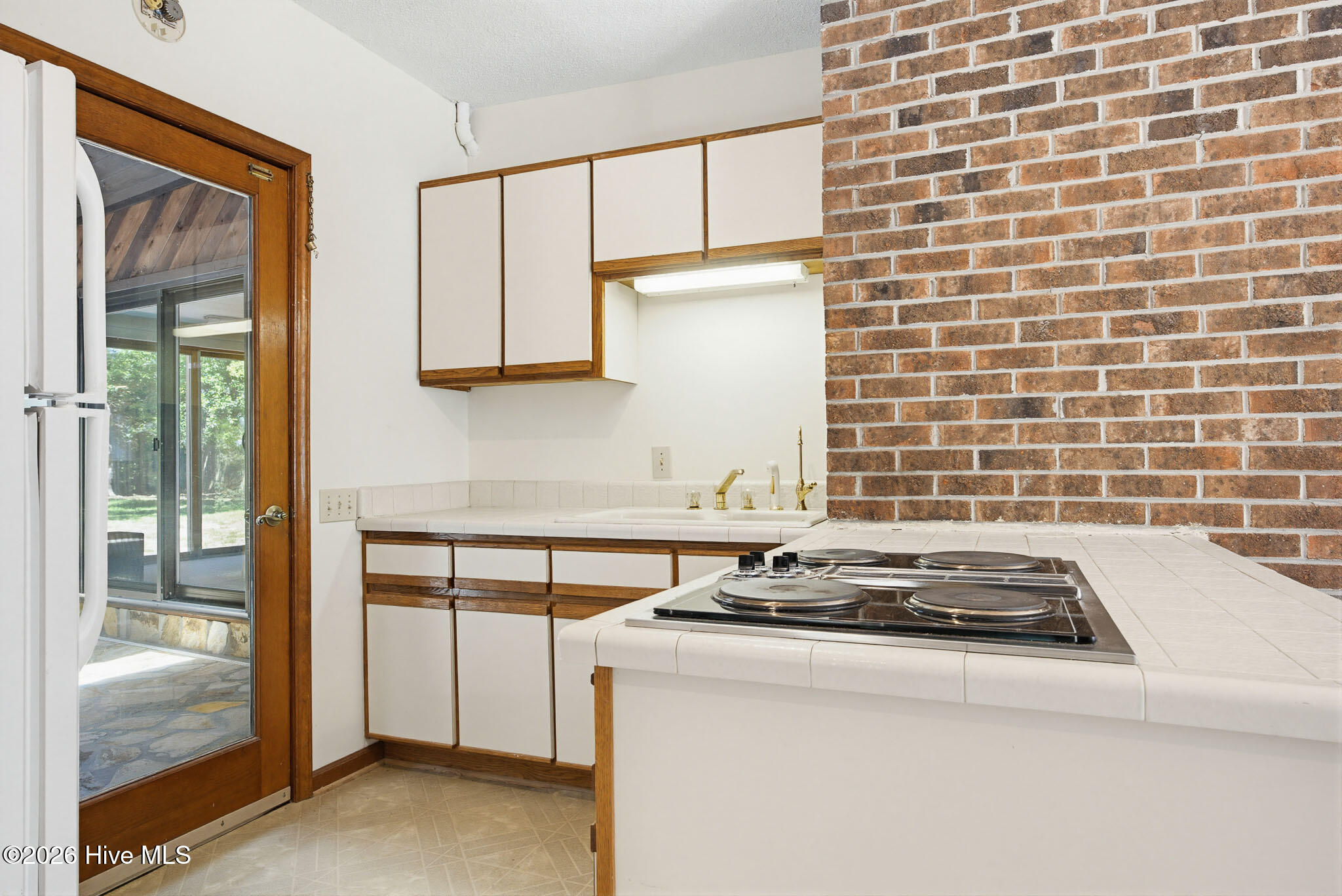 100568983 | Photo 33