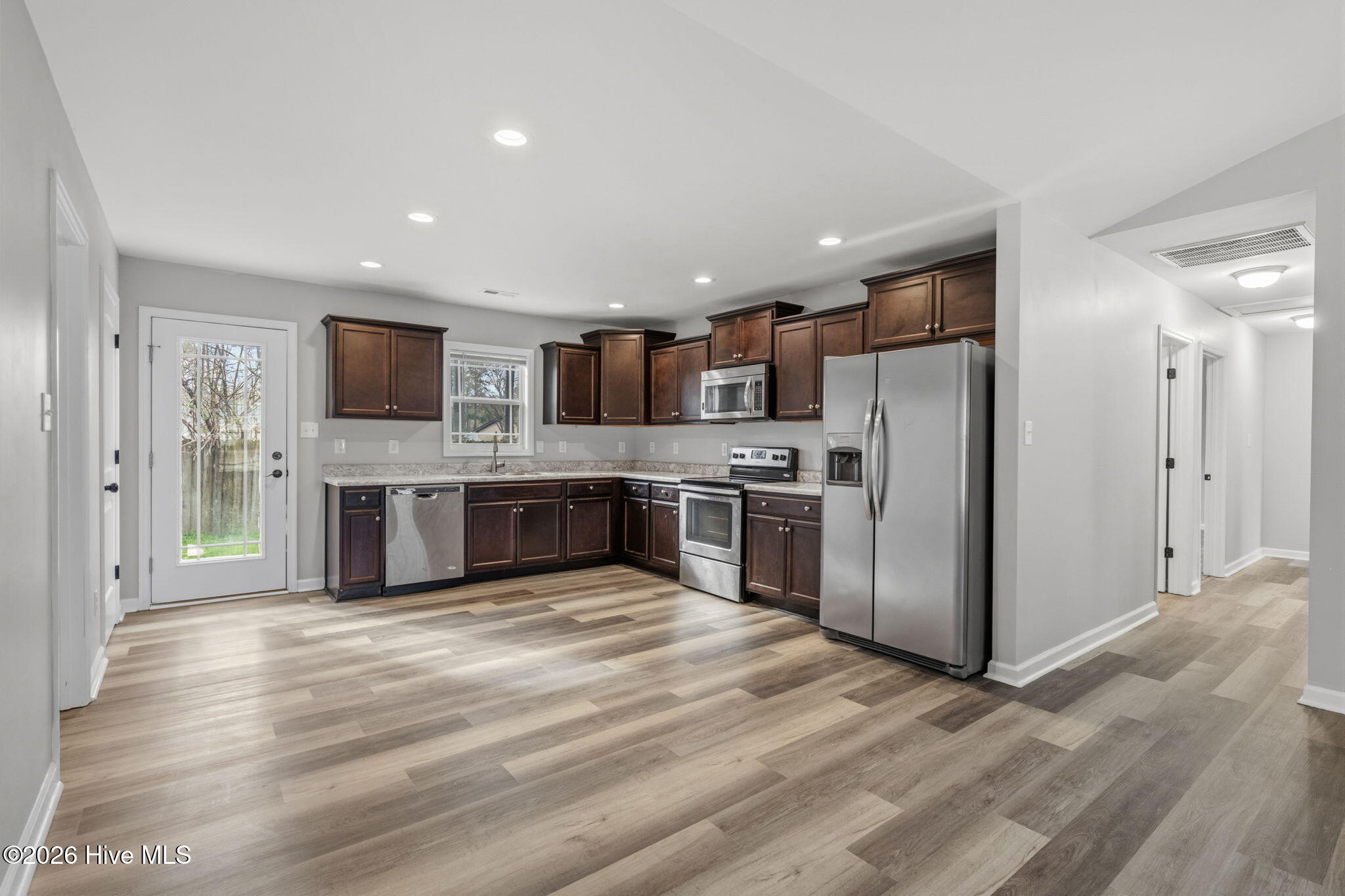 100558814 | Photo 10