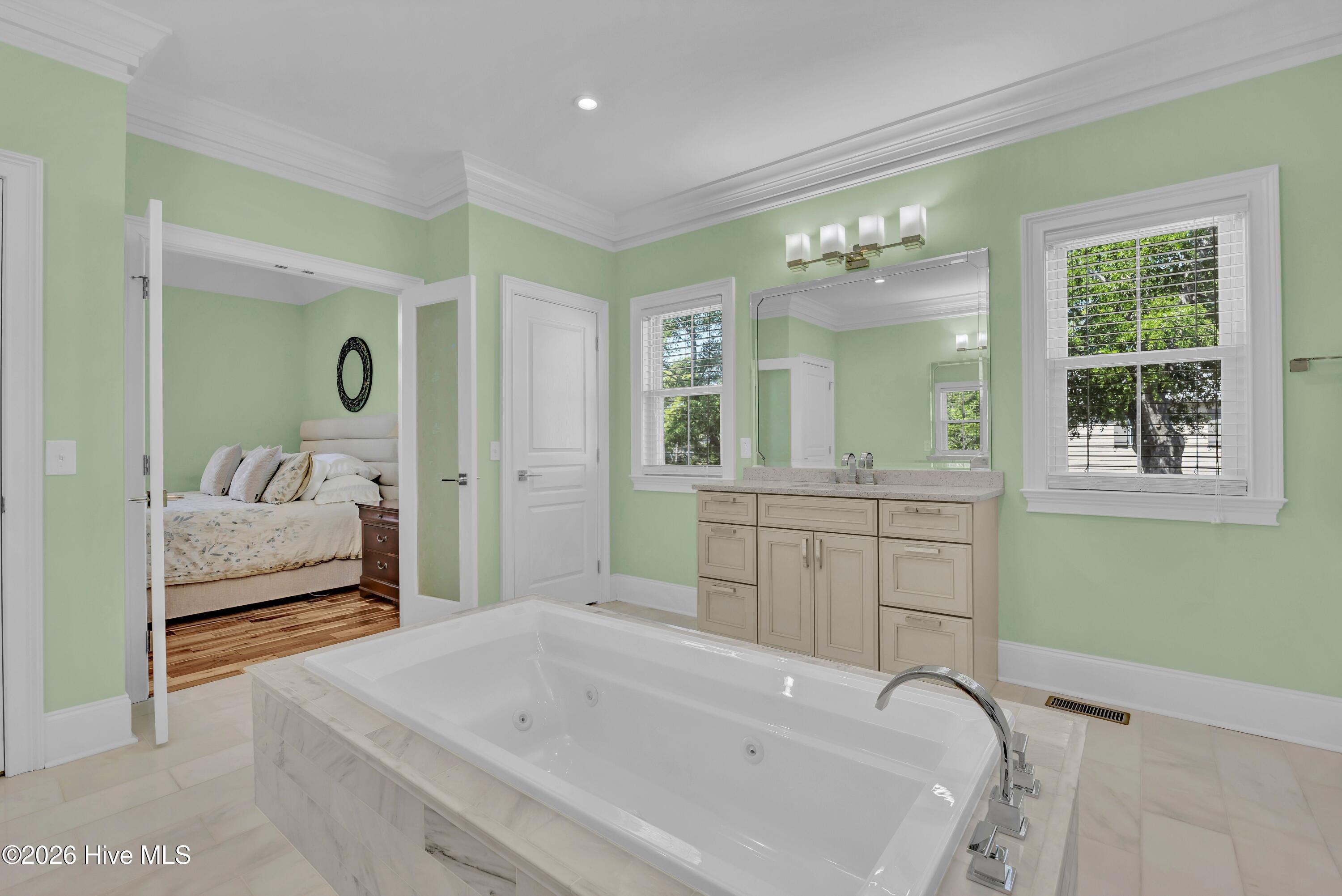 100569369 | Photo 35