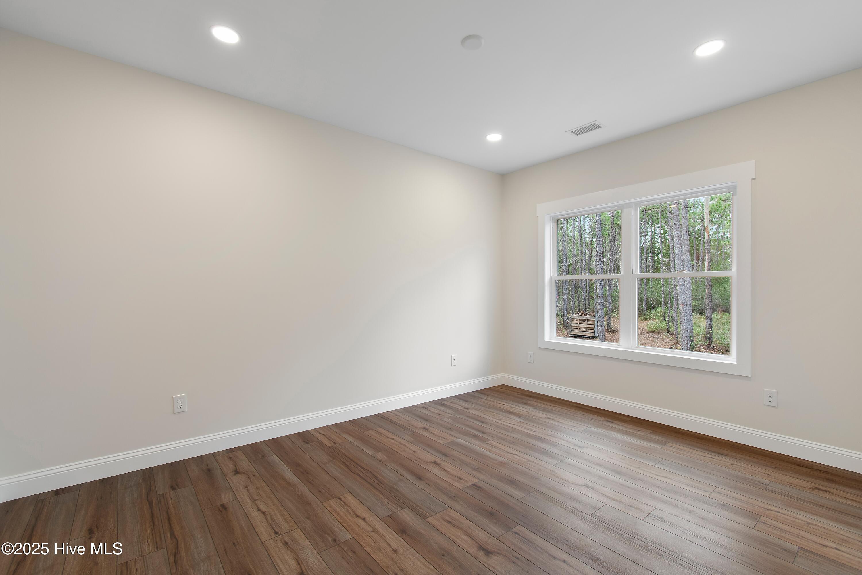 100548446 | Photo 16