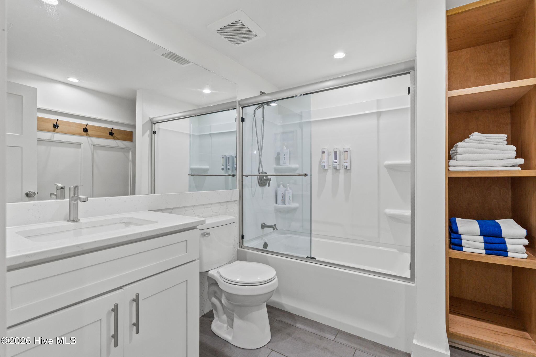 100565975 | Photo 28