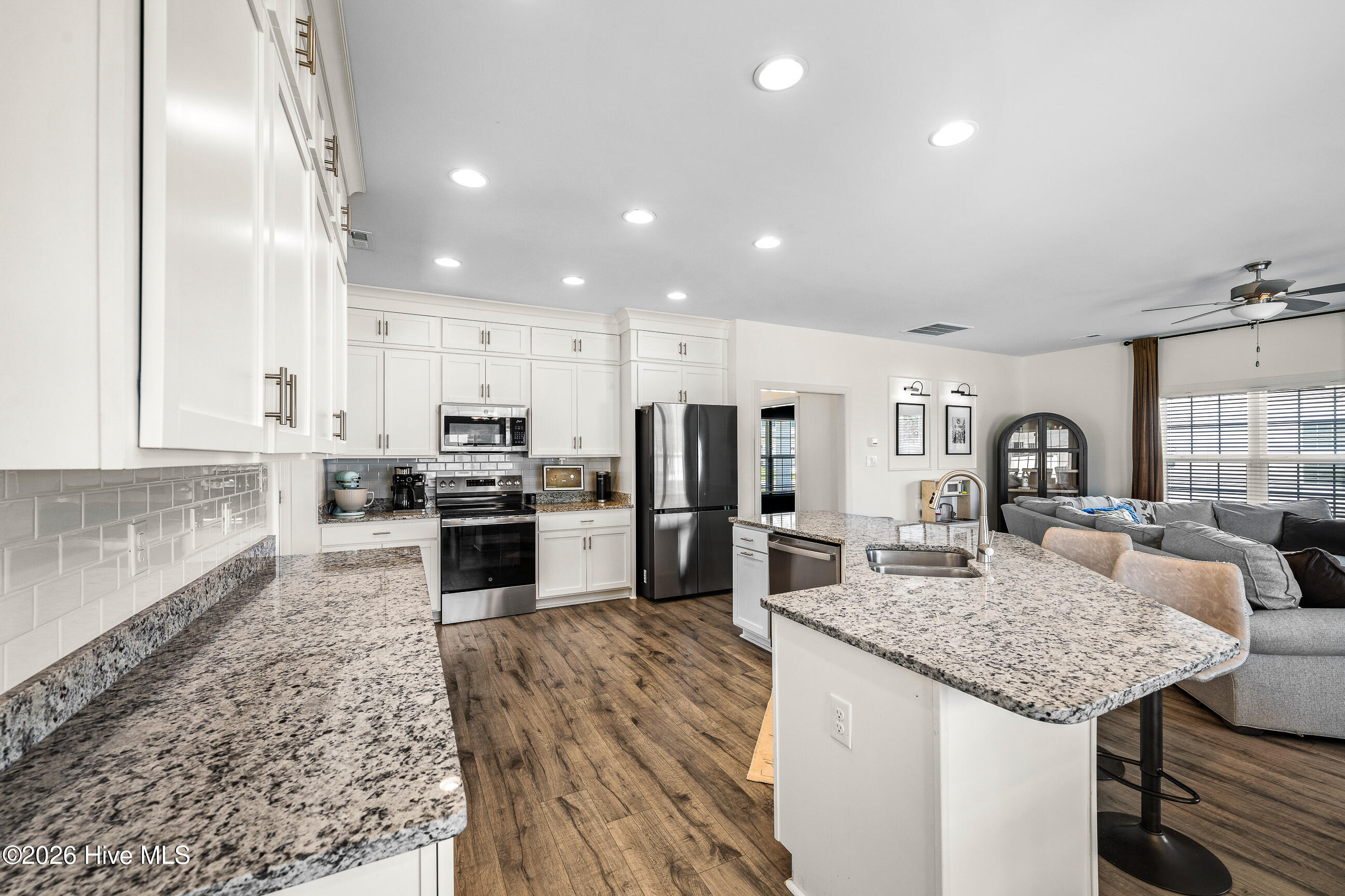 100567296 | Photo 14