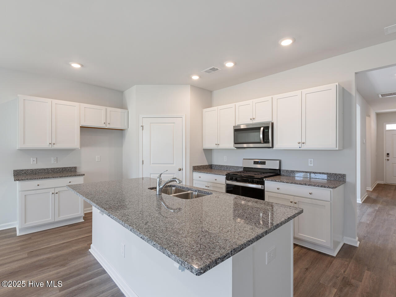 100547711 | Photo 11