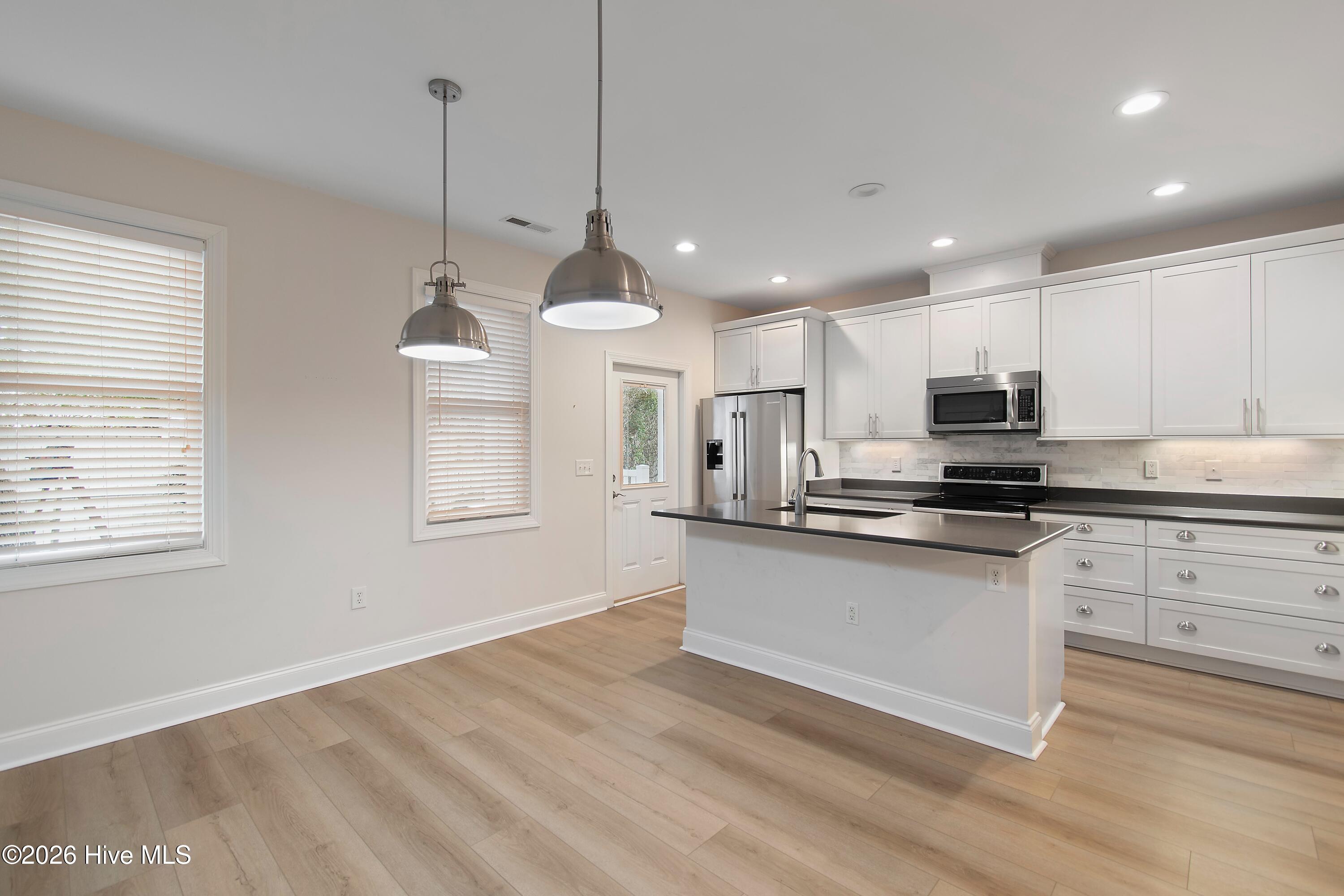 100553178 | Photo 16