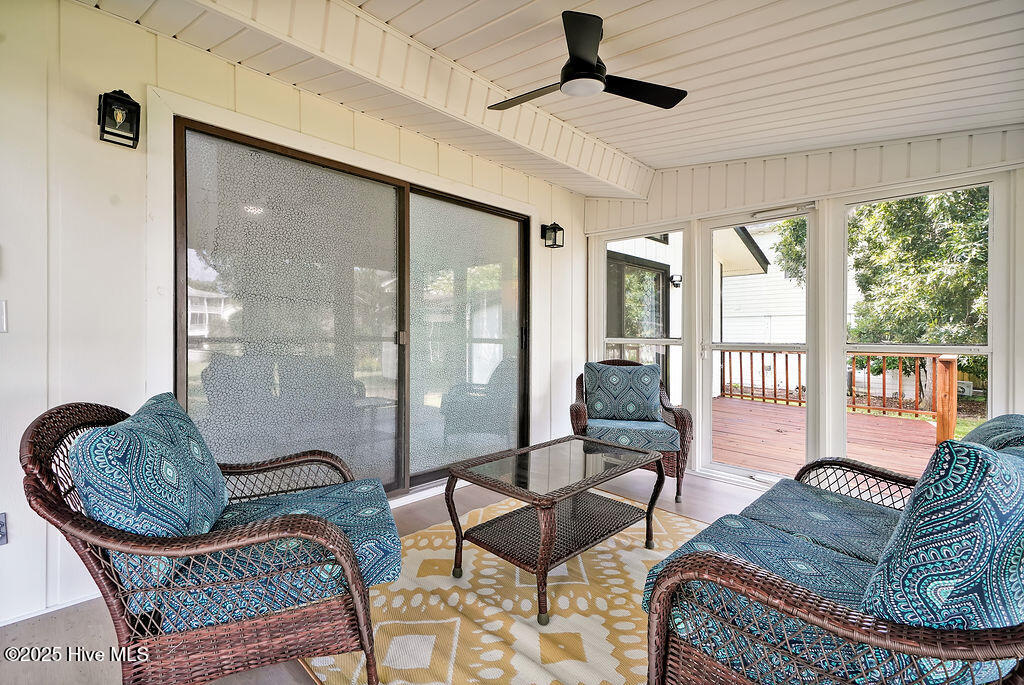 100570405 | Photo 38