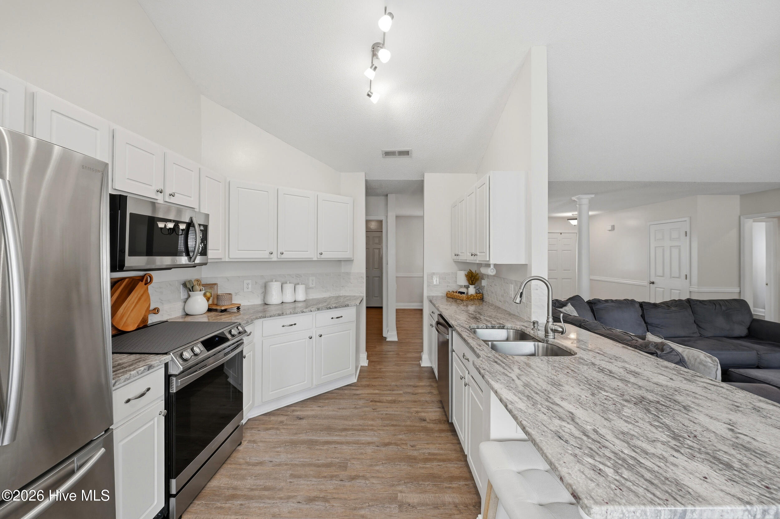 100565195 | Photo 13