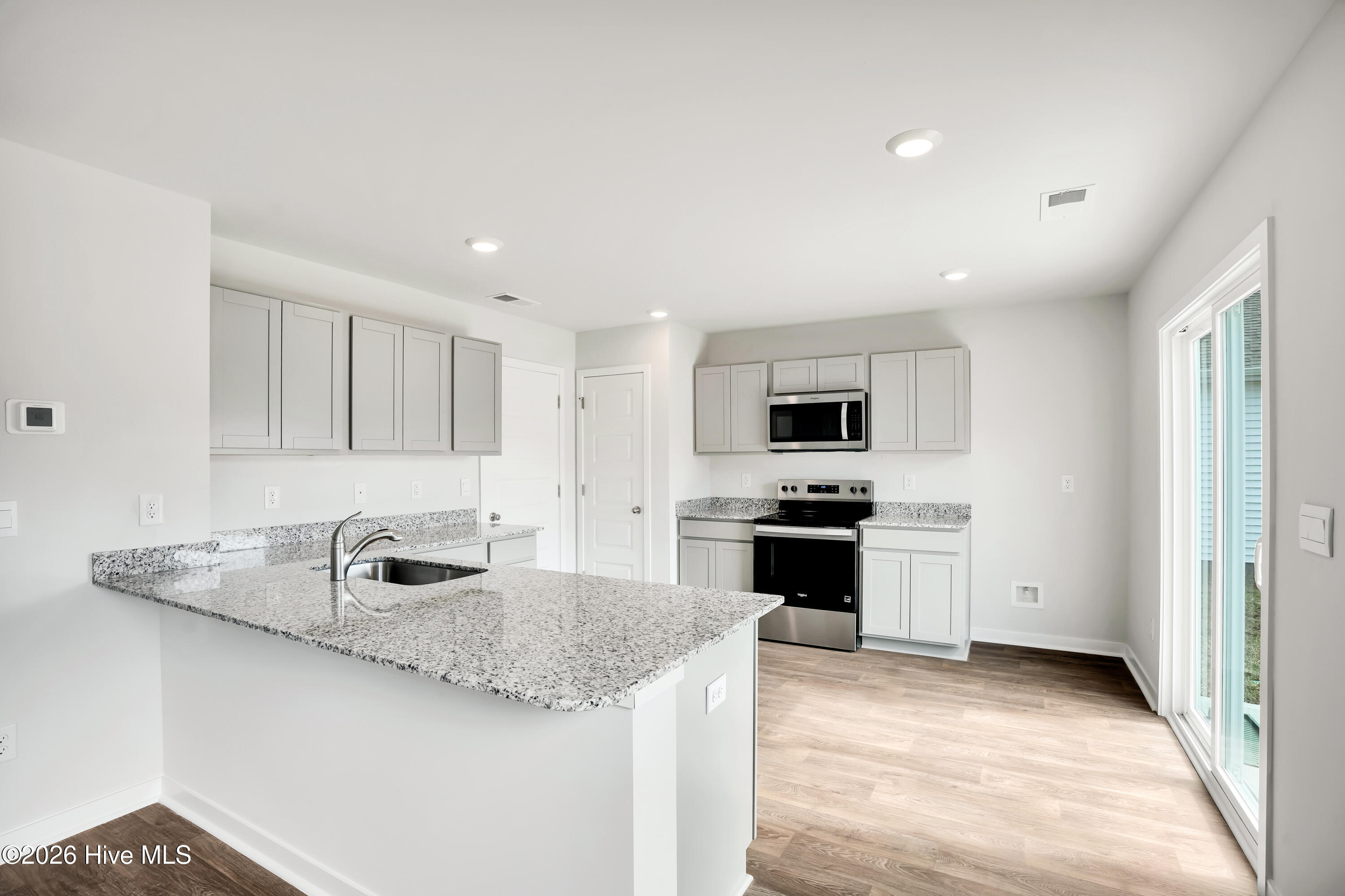 100561800 | Photo 11