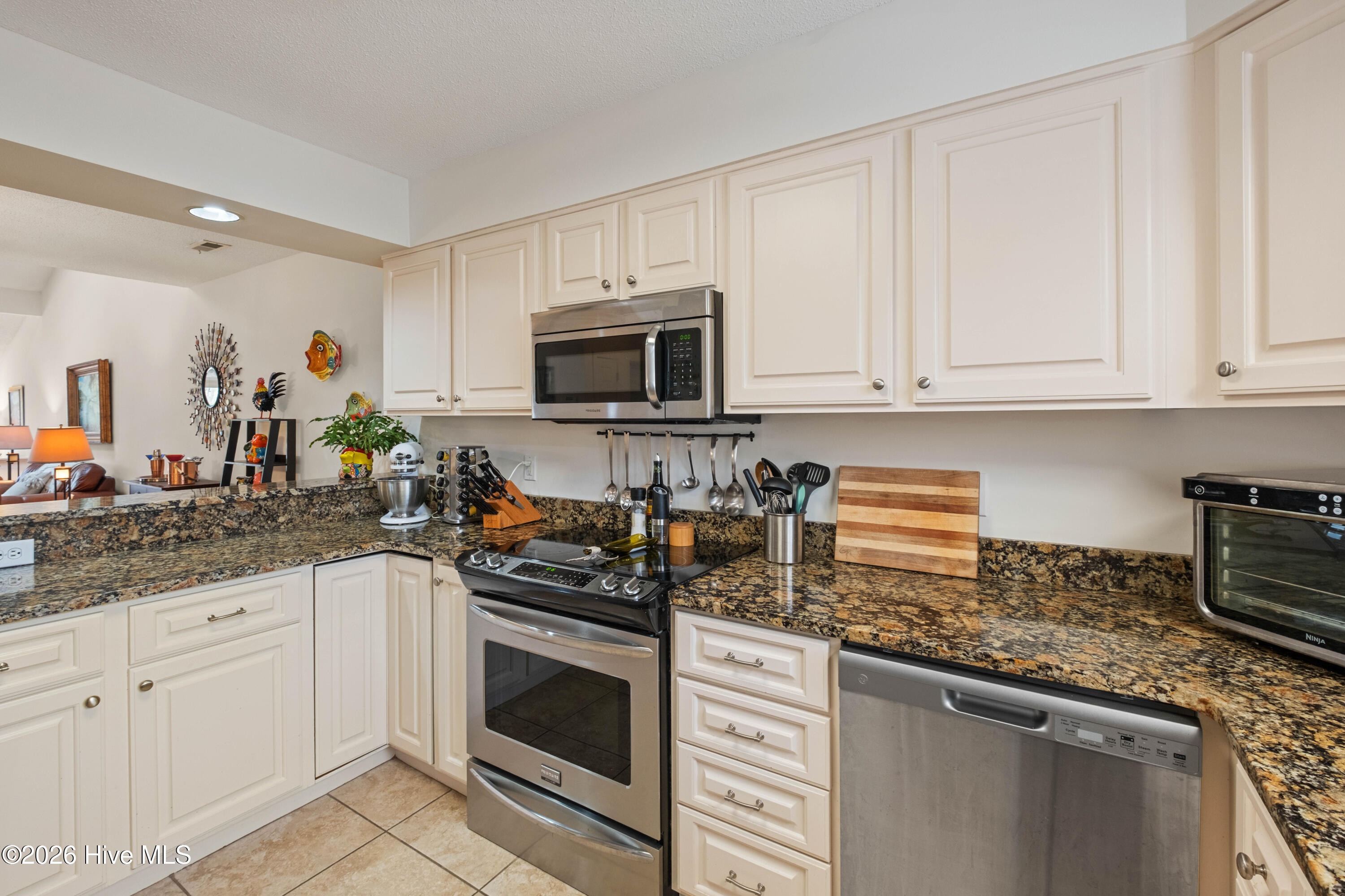 100560889 | Photo 14