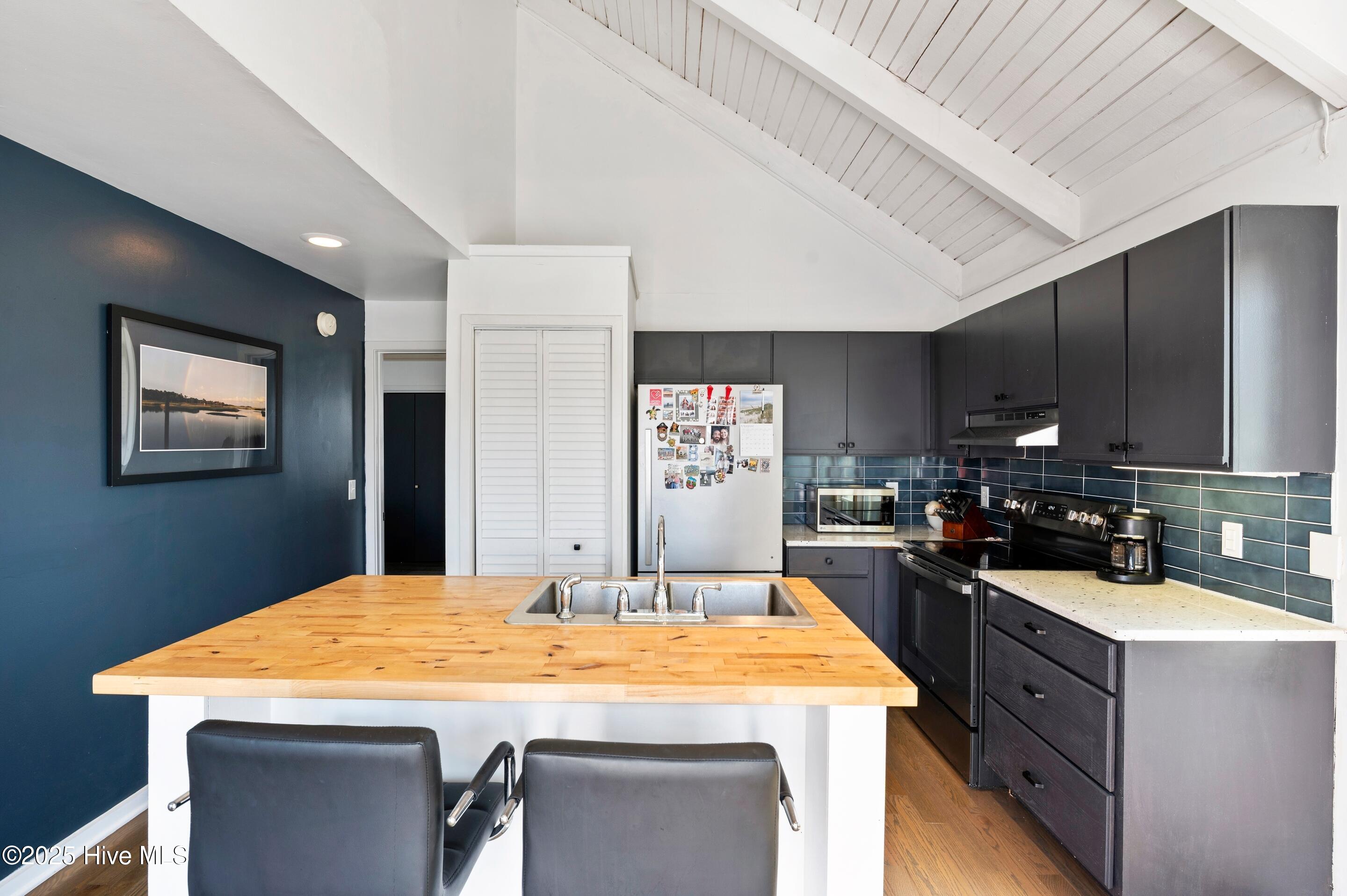 100530786 | Photo 12