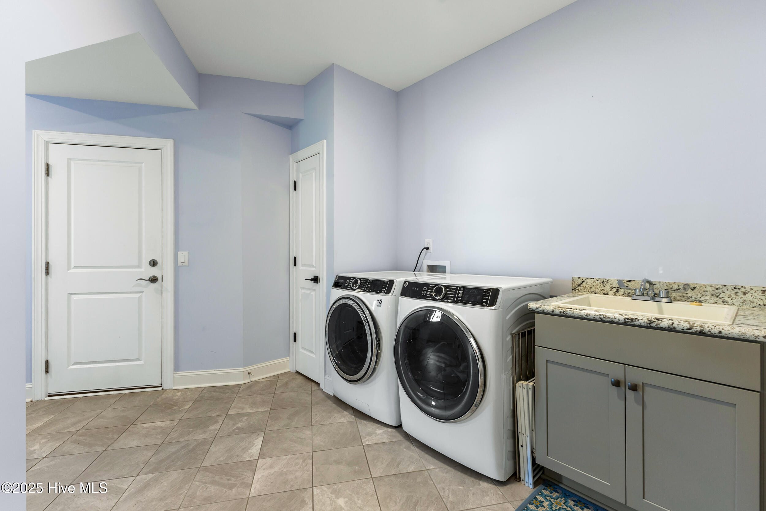 100520337 | Photo 30