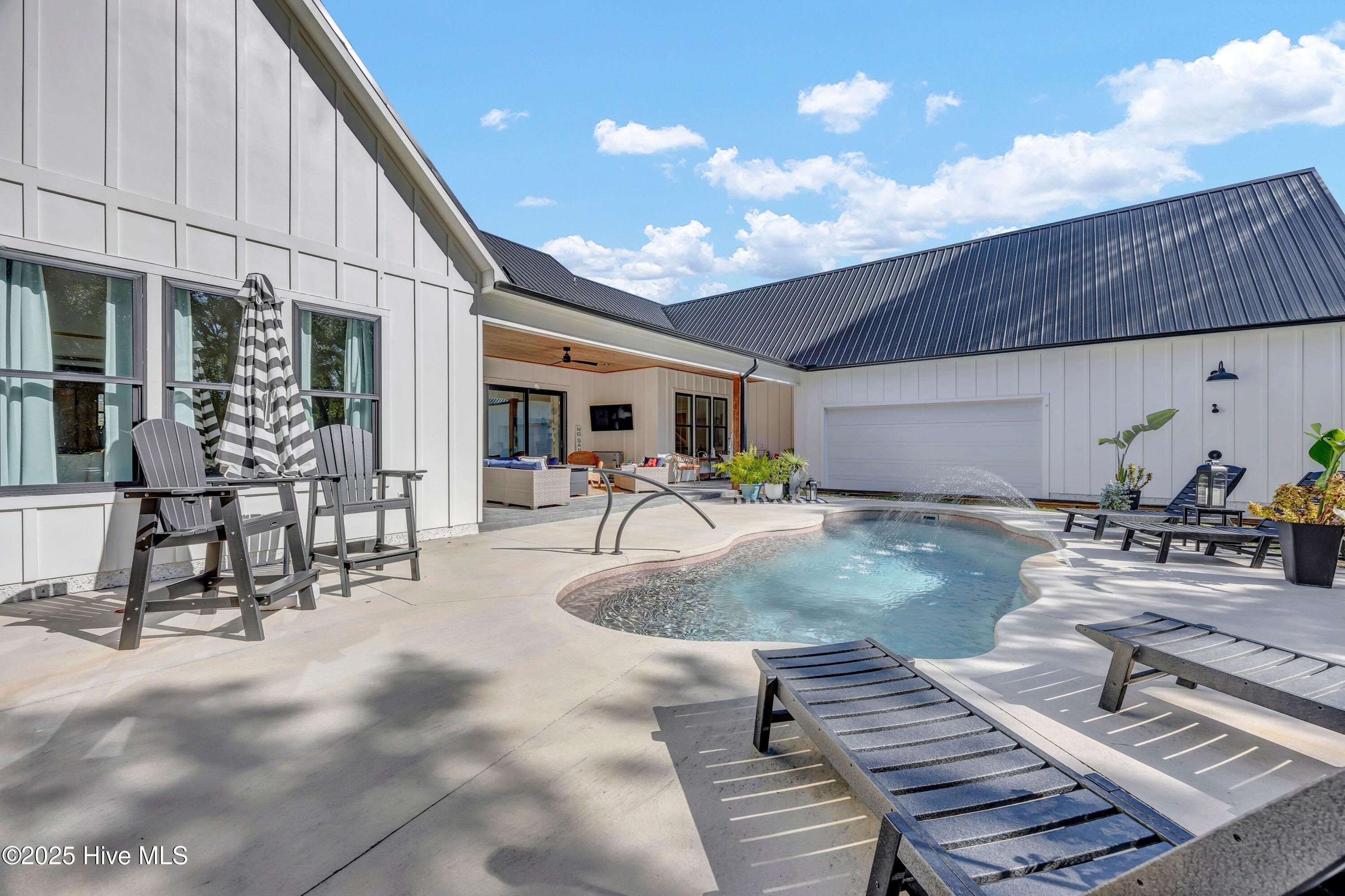 100543127 | Photo 50